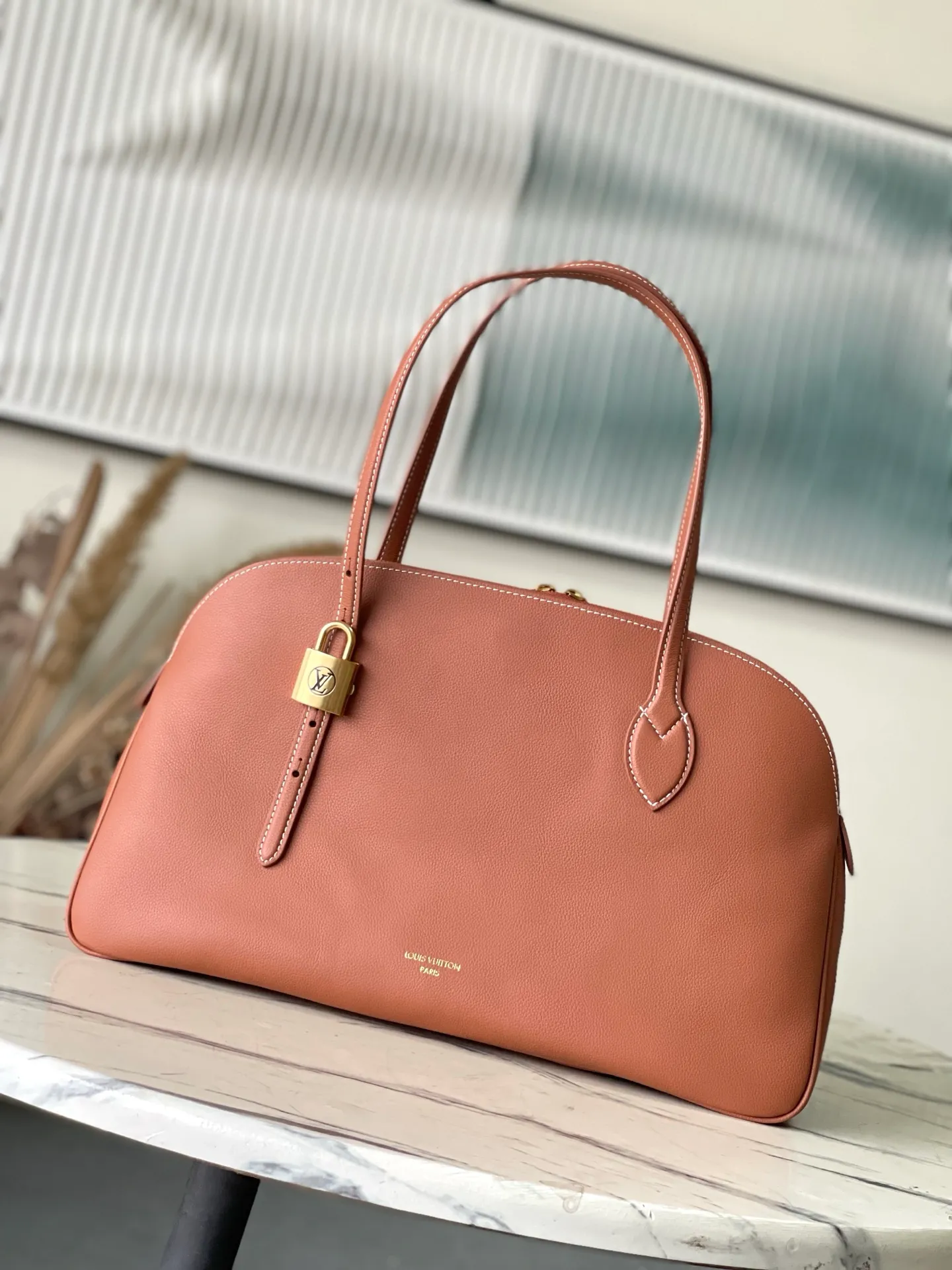 💰1280 (top layer leather) Top original order M26688 Amber This new Duffle Tote of the Low Key series is inspired by the Alma Horizontal handbag in the early 2000s. It is carefully made of timeless black grained calfskin, equipped with a secure zipper design, and is embellished with vintage gold metal parts such as iconic padlocks. The handbag is spacious enough to store a laptop and other daily necessities, and comes with a detachable Monogram pattern pocket. Dimensions: 43.5 x 26.5 x 14.5 cm (length x height x width)