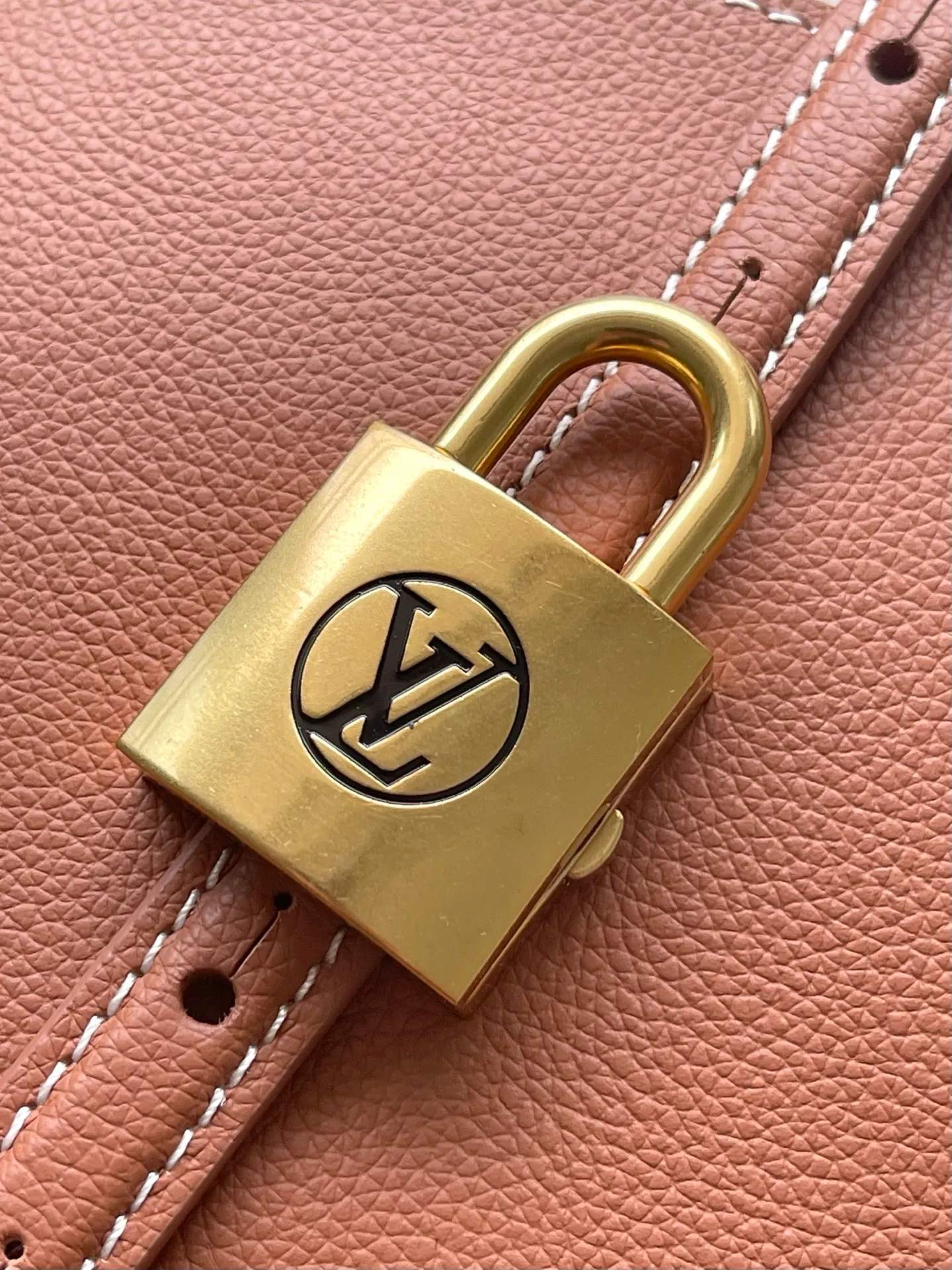 💰1280 (top layer leather) Top original order M26688 Amber This new Duffle Tote of the Low Key series is inspired by the Alma Horizontal handbag in the early 2000s. It is carefully made of timeless black grained calfskin, equipped with a secure zipper design, and is embellished with vintage gold metal parts such as iconic padlocks. The handbag is spacious enough to store a laptop and other daily necessities, and comes with a detachable Monogram pattern pocket. Dimensions: 43.5 x 26.5 x 14.5 cm (length x height x width)