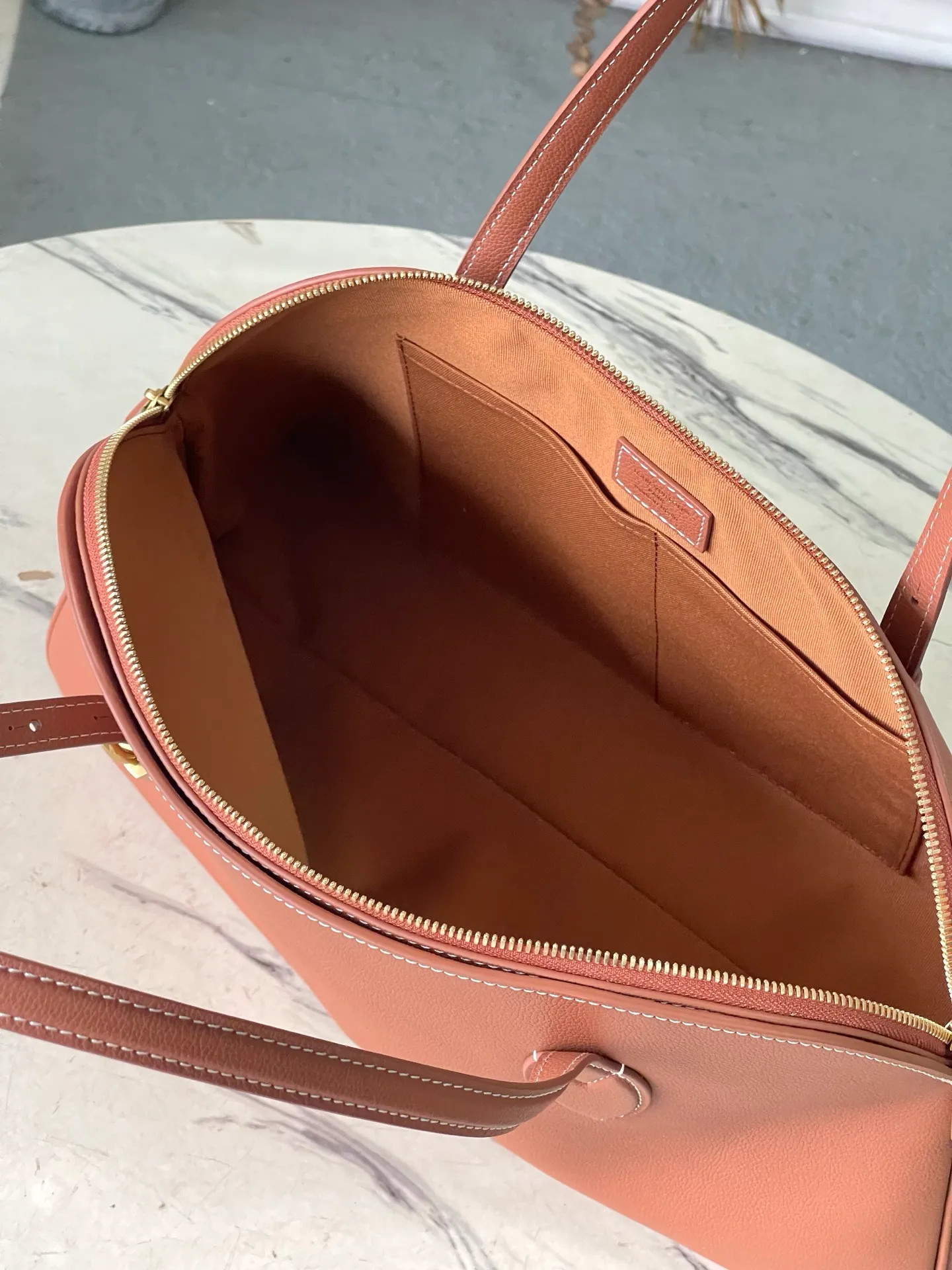 💰1280 (top layer leather) Top original order M26688 Amber This new Duffle Tote of the Low Key series is inspired by the Alma Horizontal handbag in the early 2000s. It is carefully made of timeless black grained calfskin, equipped with a secure zipper design, and is embellished with vintage gold metal parts such as iconic padlocks. The handbag is spacious enough to store a laptop and other daily necessities, and comes with a detachable Monogram pattern pocket. Dimensions: 43.5 x 26.5 x 14.5 cm (length x height x width)