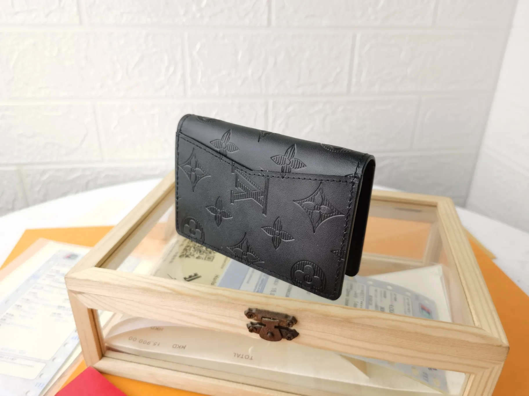 P100💰Top original version💎[Real shot with home background] M62899 Louis Vuitton pocket wallet made of black Monogram Shadow calfskin, an elegant choice for carrying daily items. The Monogram Shadow leather with classic Monogram embossing is soft in texture, compact in size and simple in appearance. It has several pockets and credit card slots inside. Size: 8×11×1cm 63144