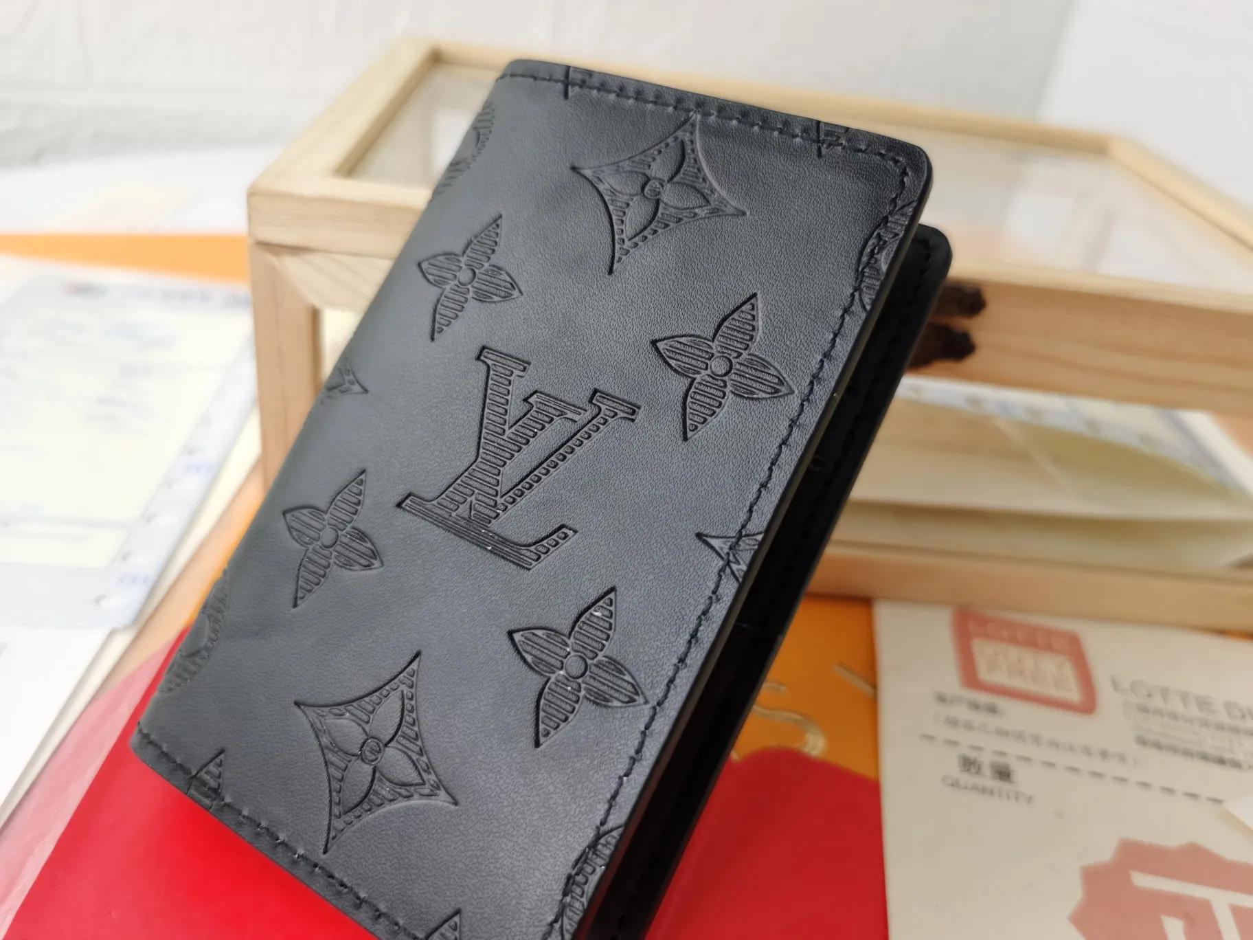P100💰Top original version💎[Real shot with home background] M62899 Louis Vuitton pocket wallet made of black Monogram Shadow calfskin, an elegant choice for carrying daily items. The Monogram Shadow leather with classic Monogram embossing is soft in texture, compact in size and simple in appearance. It has several pockets and credit card slots inside. Size: 8×11×1cm 63144