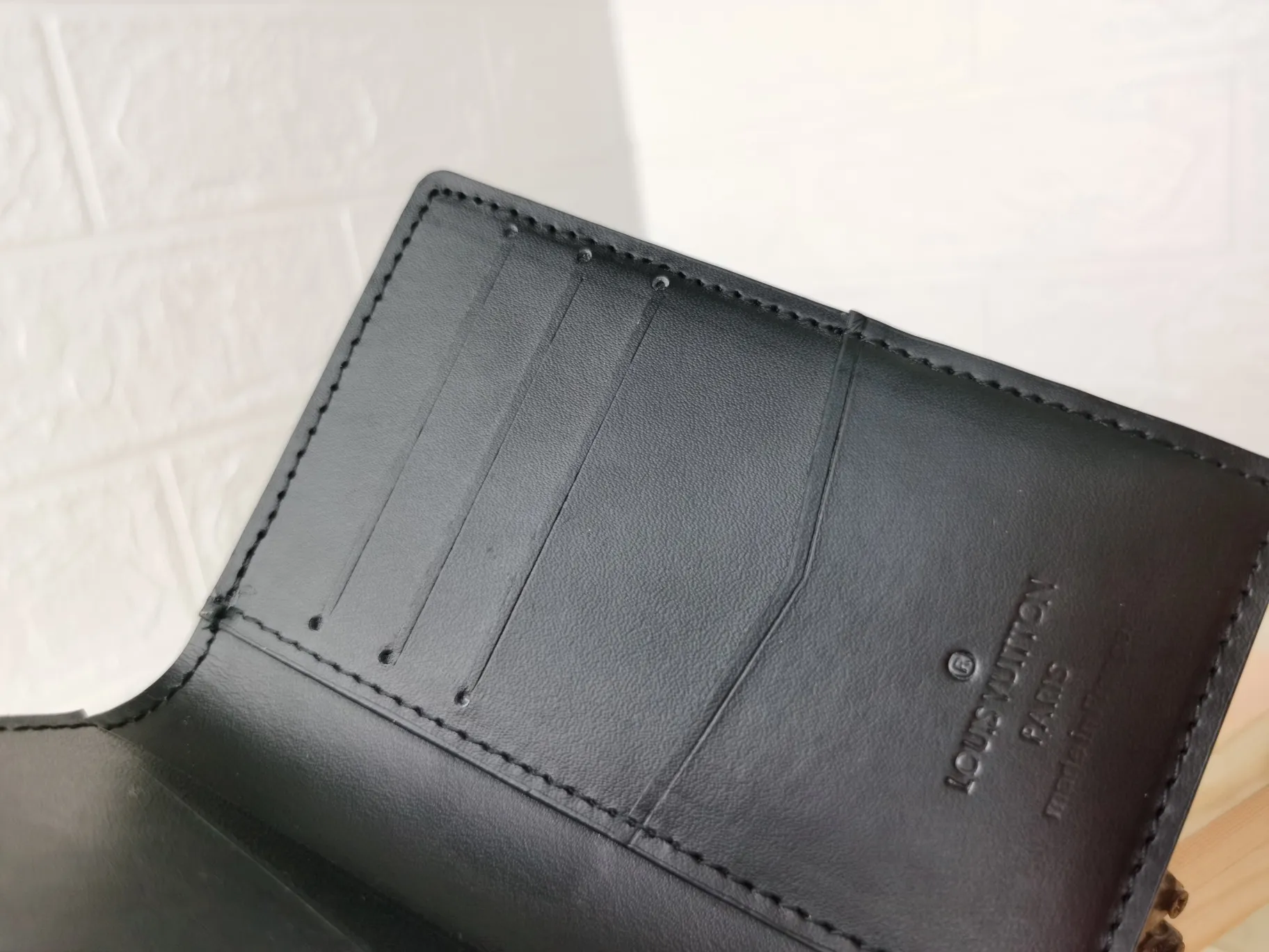 P100💰Top original version💎[Real shot with home background] M62899 Louis Vuitton pocket wallet made of black Monogram Shadow calfskin, an elegant choice for carrying daily items. The Monogram Shadow leather with classic Monogram embossing is soft in texture, compact in size and simple in appearance. It has several pockets and credit card slots inside. Size: 8×11×1cm 63144