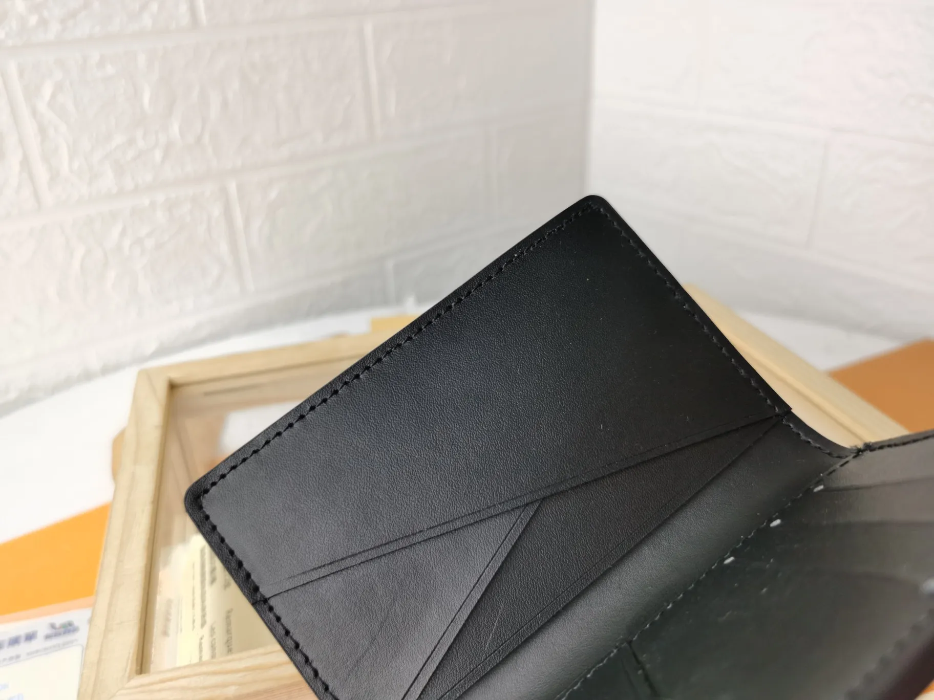 P100💰Top original version💎[Real shot with home background] M62899 Louis Vuitton pocket wallet made of black Monogram Shadow calfskin, an elegant choice for carrying daily items. The Monogram Shadow leather with classic Monogram embossing is soft in texture, compact in size and simple in appearance. It has several pockets and credit card slots inside. Size: 8×11×1cm 63144