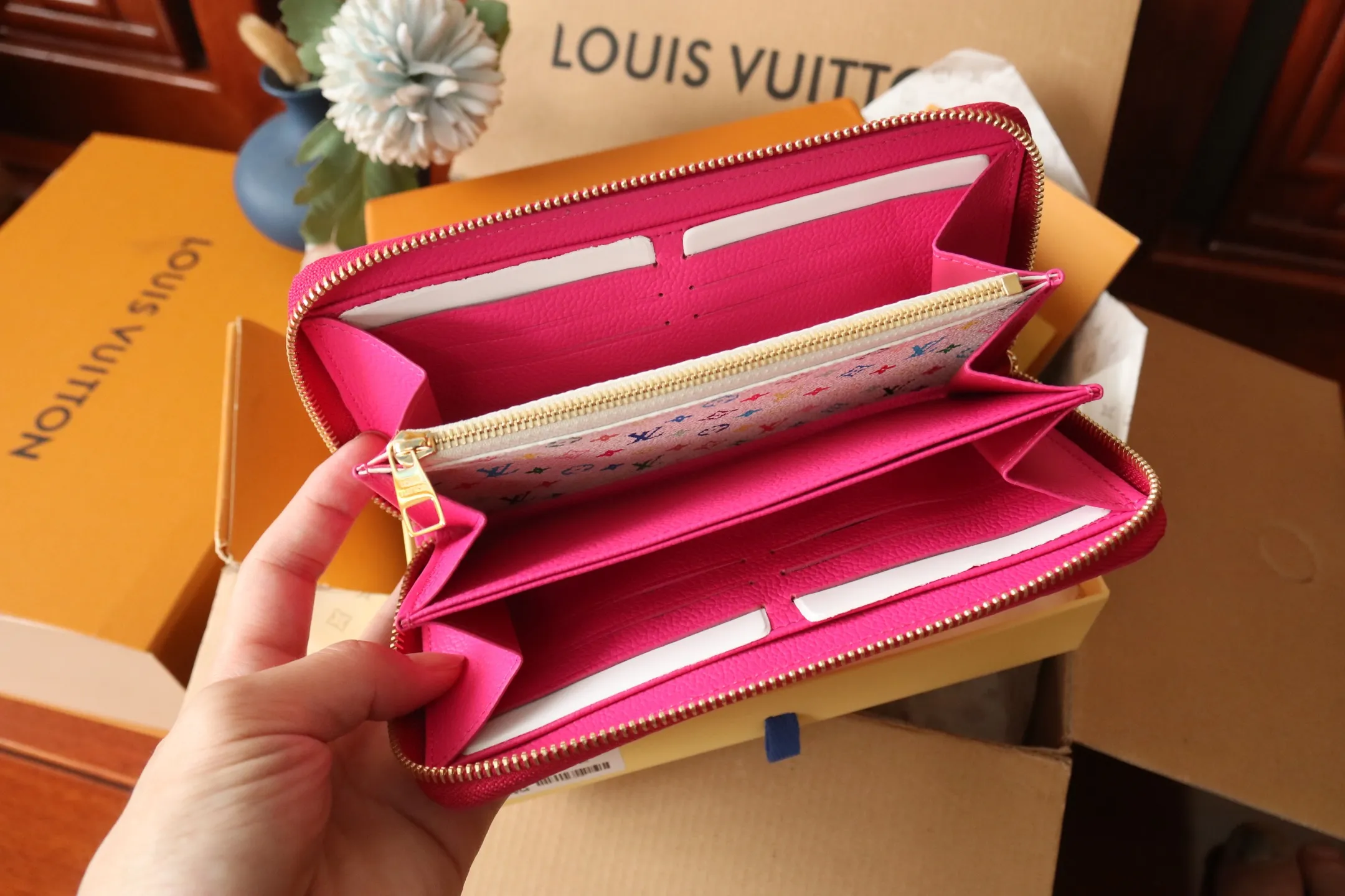 Original quality P600 M13618 rose red Murakami Takashi collaboration series is one of the representative works of Louis Vuitton. This Zippy zipper wallet is made of Monogram canvas and is practical. It contains spacious compartments, a zippered coin pocket and multiple credit card slots. Named for its secure wraparound zipper, the wallet is lined with grained leather. Fully functional, it can also be used as a clutch. 19.5 x 10.5 x 2.5 cm (length x height x width)