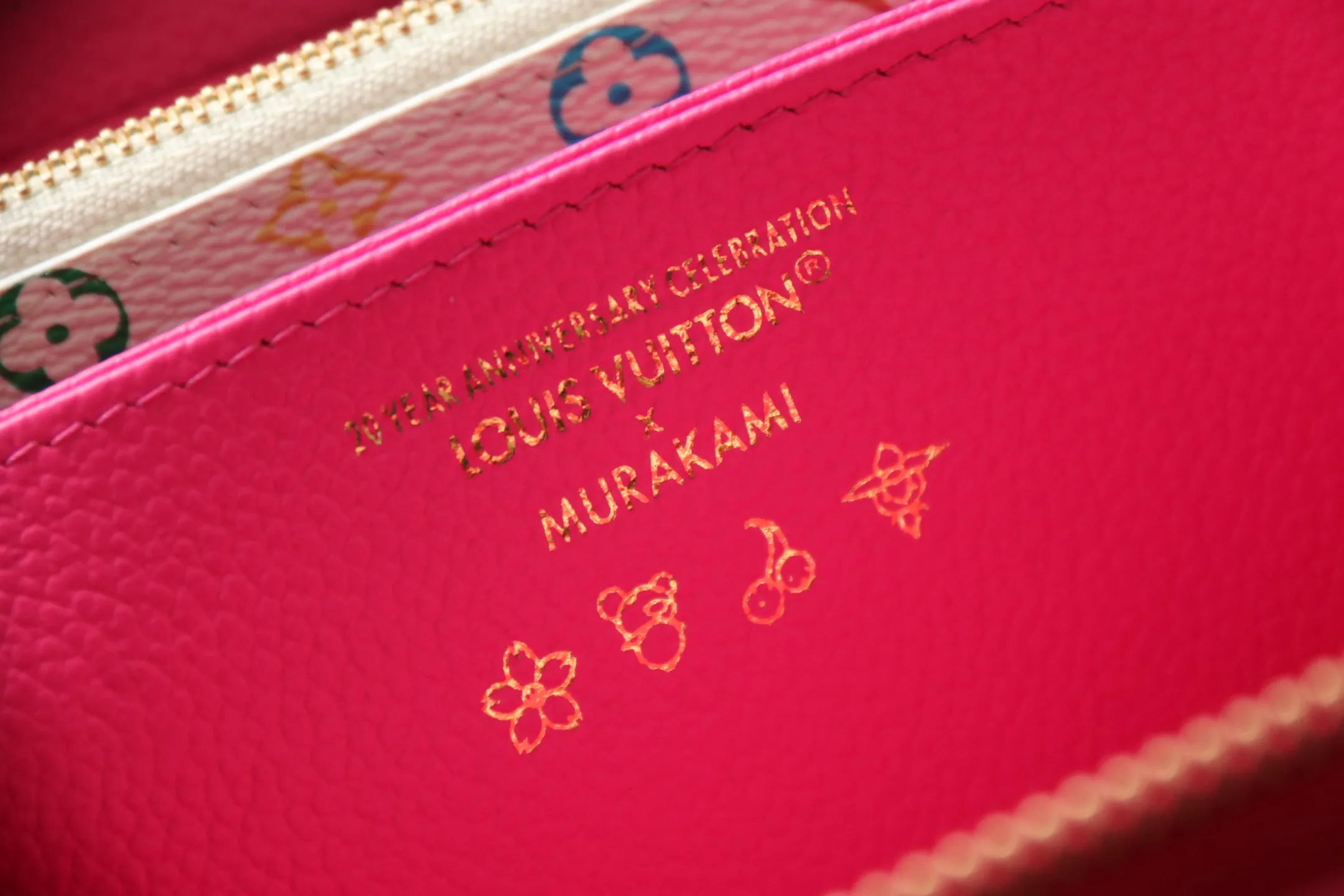 Original quality P600 M13618 rose red Murakami Takashi collaboration series is one of the representative works of Louis Vuitton. This Zippy zipper wallet is made of Monogram canvas and is practical. It contains spacious compartments, a zippered coin pocket and multiple credit card slots. Named for its secure wraparound zipper, the wallet is lined with grained leather. Fully functional, it can also be used as a clutch. 19.5 x 10.5 x 2.5 cm (length x height x width)