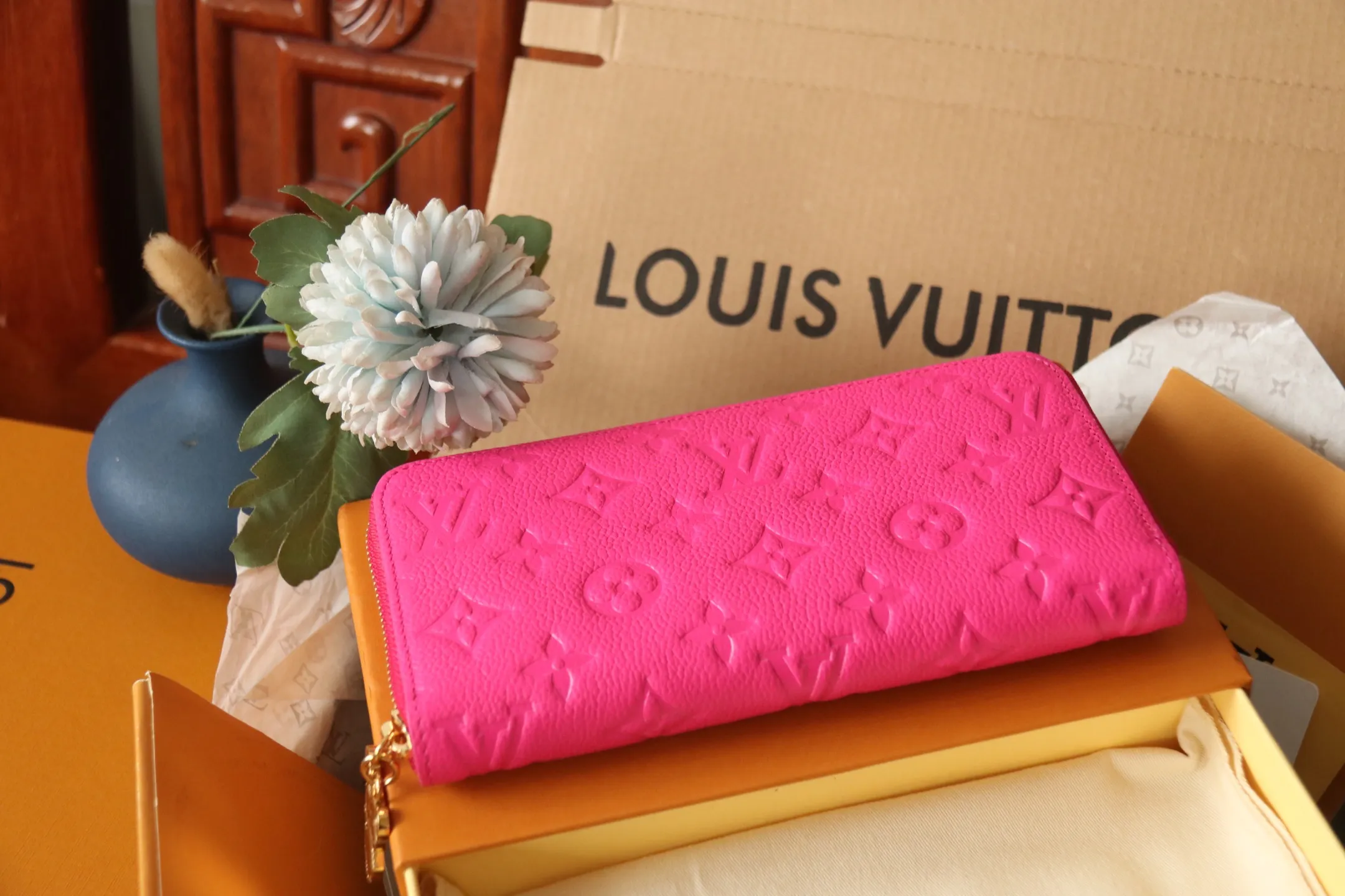 Original quality P600 M13618 rose red Murakami Takashi collaboration series is one of the representative works of Louis Vuitton. This Zippy zipper wallet is made of Monogram canvas and is practical. It contains spacious compartments, a zippered coin pocket and multiple credit card slots. Named for its secure wraparound zipper, the wallet is lined with grained leather. Fully functional, it can also be used as a clutch. 19.5 x 10.5 x 2.5 cm (length x height x width)