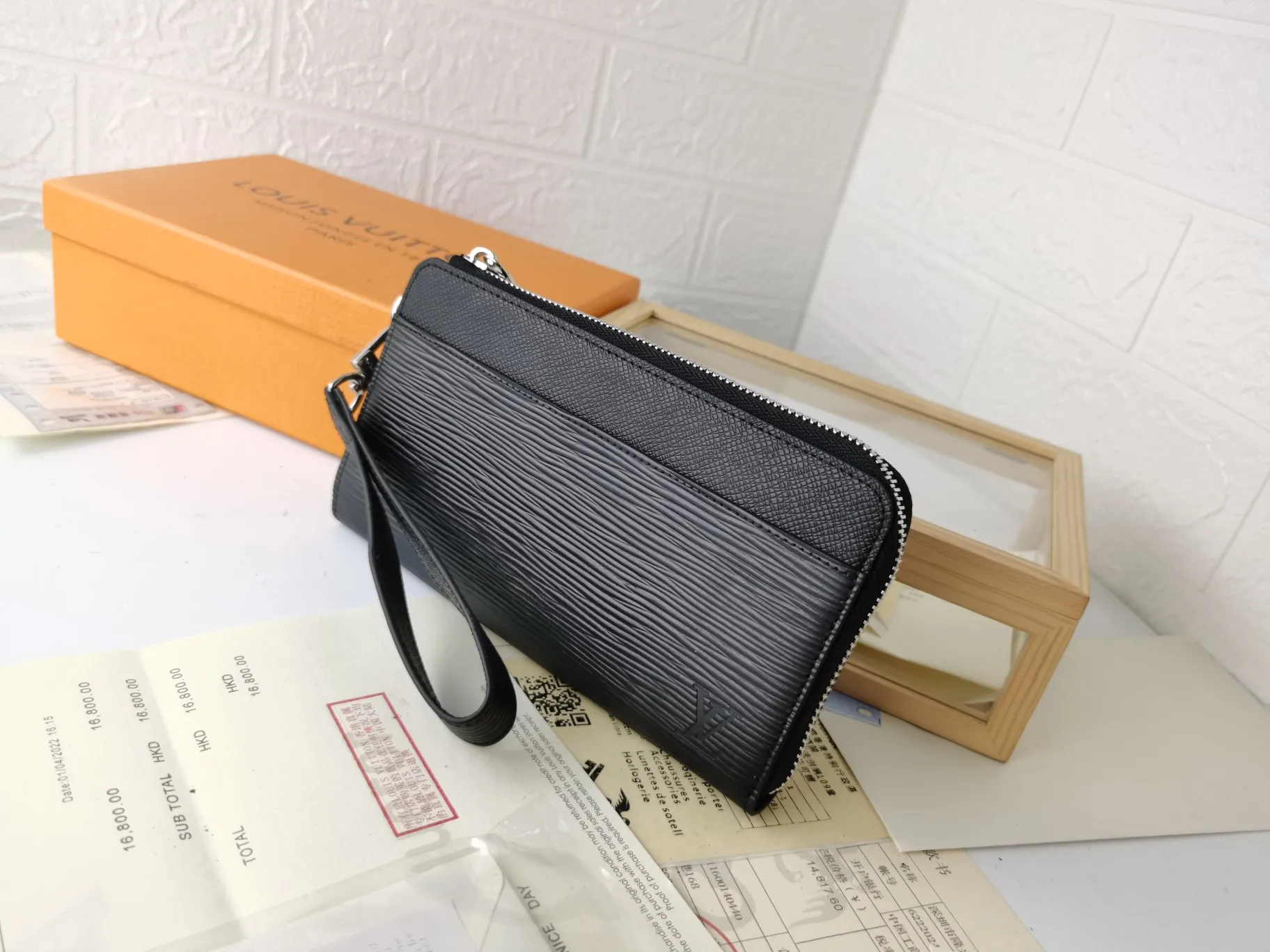 P160💰Top original version💎【Real shot with home background】Zippy Dragonne zipper wallet M69037# Pays tribute to Louis Vuitton's tradition of traveling and making suitcases. The wallet is decorated with travel-style patches and the Louis Vuitton logo. With its compact interior and simple design, this wallet is ideal for everyday use. 19.0x11.0x3.5cm