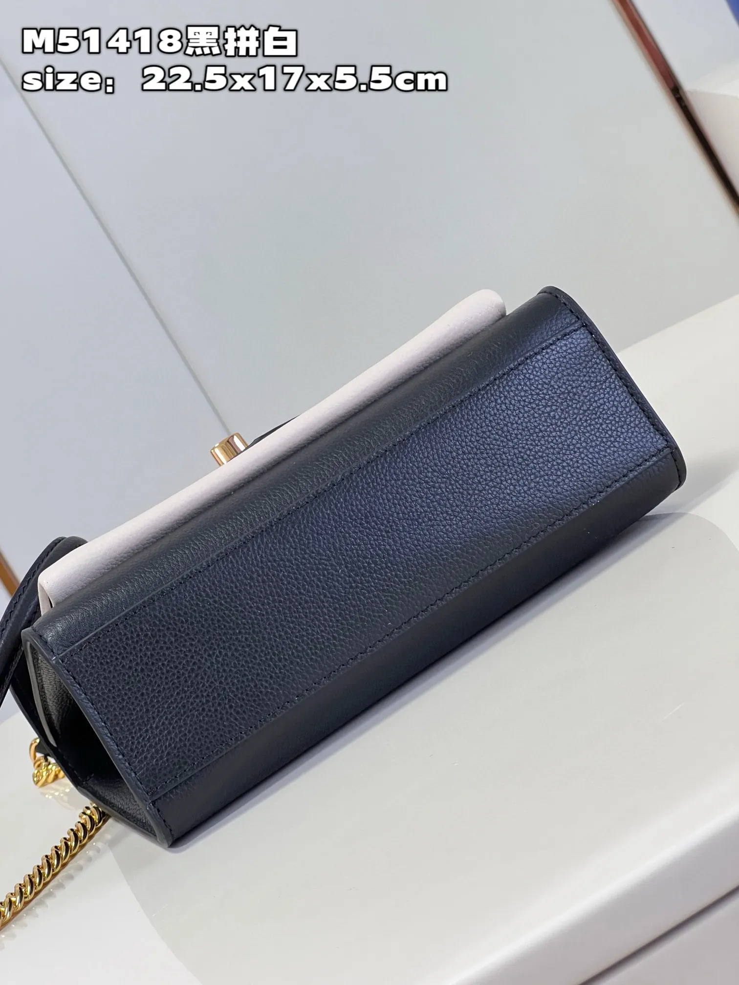 💰1240 (top layer leather) top original single M51418 black and white 】M82121 This Mylockme chain bag declares the trend direction with its exquisite college style configuration. The soft cow leather body can accommodate daily needs, and the long chain shoulder strap can be folded in half to be worn as a short shoulder or cross-body. size：22.5x17x5.5cm