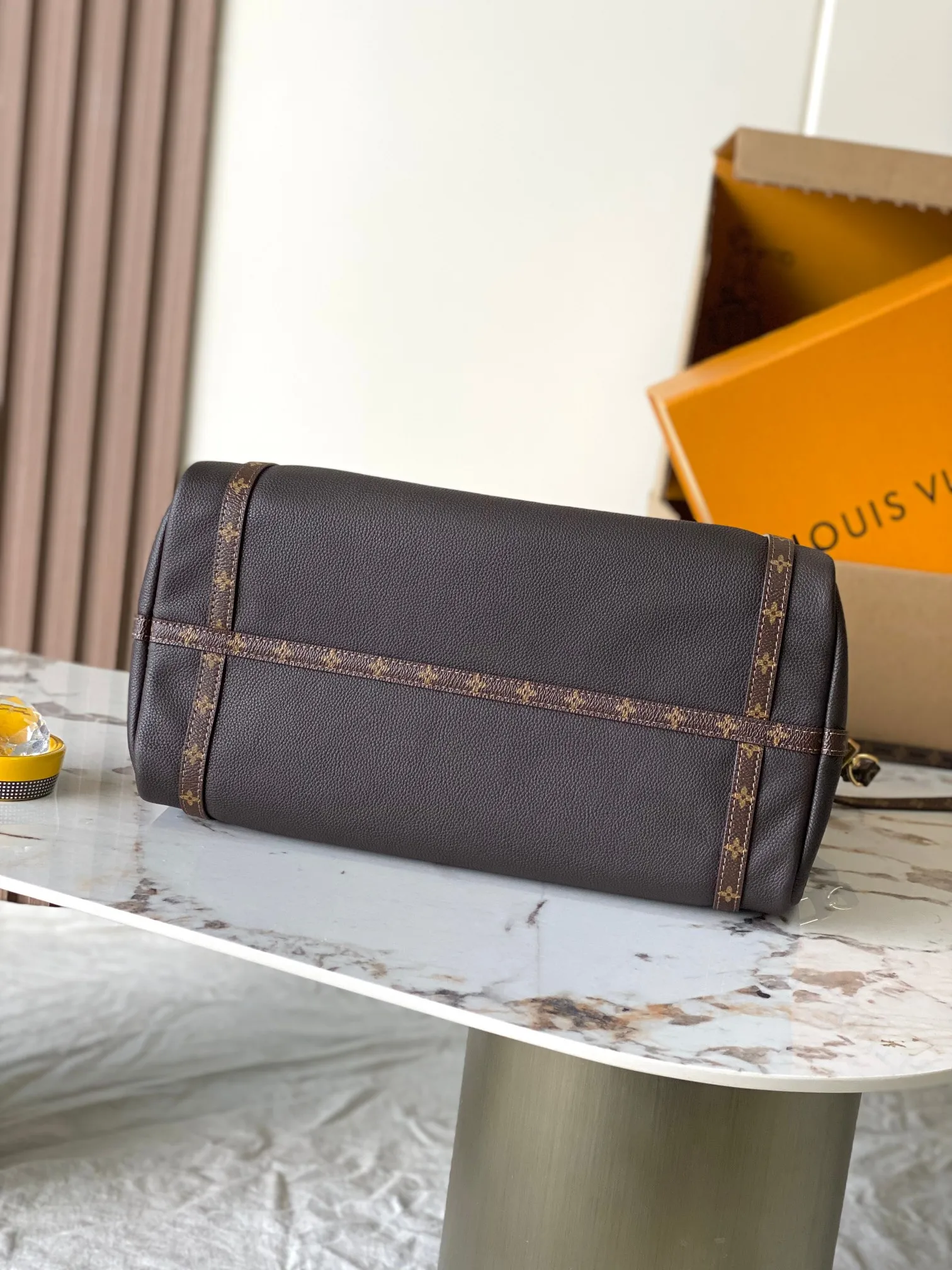 p2000 [Special grade MB163c chip version original leather] This Express medium handbag Model: M26397 Material: Grade A all-steel hardware, imported original cowhide Packaging: Full set of original duty-free MB packaging Dimensions: 24 x 18.5 x 36 cm