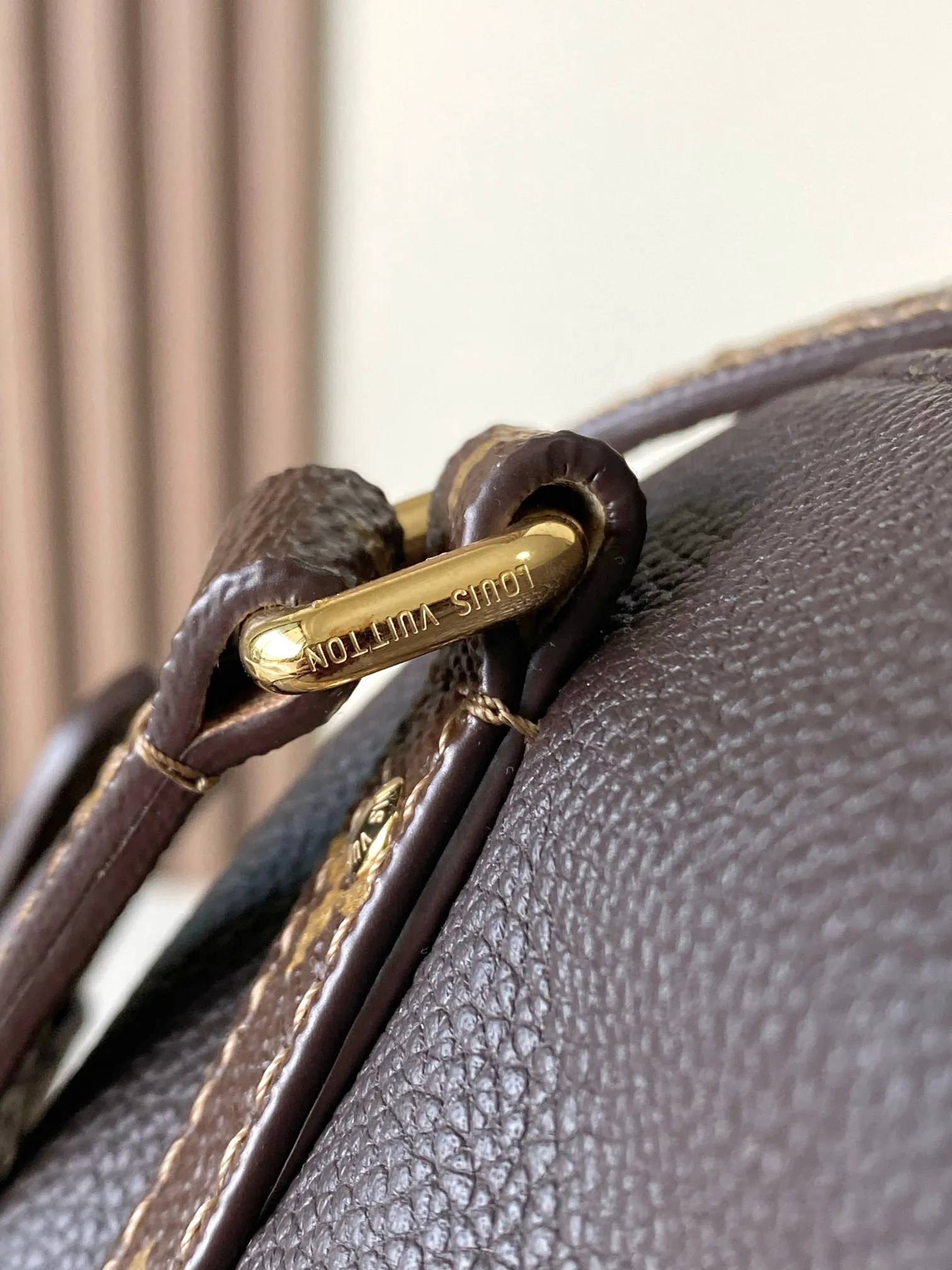 p2000 [Special grade MB163c chip version original leather] This Express medium handbag Model: M26397 Material: Grade A all-steel hardware, imported original cowhide Packaging: Full set of original duty-free MB packaging Dimensions: 24 x 18.5 x 36 cm