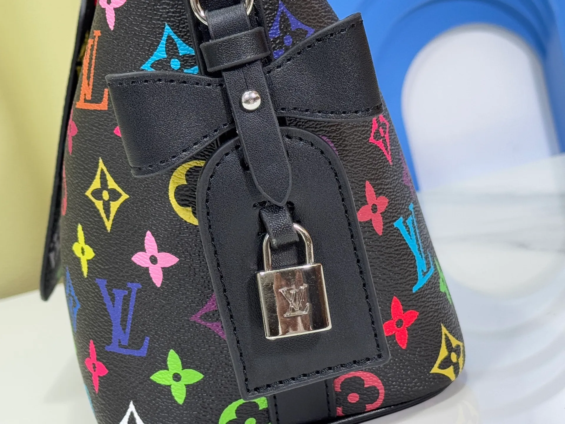 P200 upgraded original M12925 M12926 M13480 M13044 M14356 M13045 M13089 This All In BB handbag is made of Monogram cow leather with shiny metal parts, and the iconic padlock and nameplate highlight the classic style. The adjustable shoulder strap continues the brand's trunk-making heritage, and the leather shoulder strap adds cross-body and shoulder carry options. The foldable design enables the silhouette to be retracted and retracted freely, providing ample space for daily use. 16.0 x 18.0 x 12.0 cm (length x height x width)
