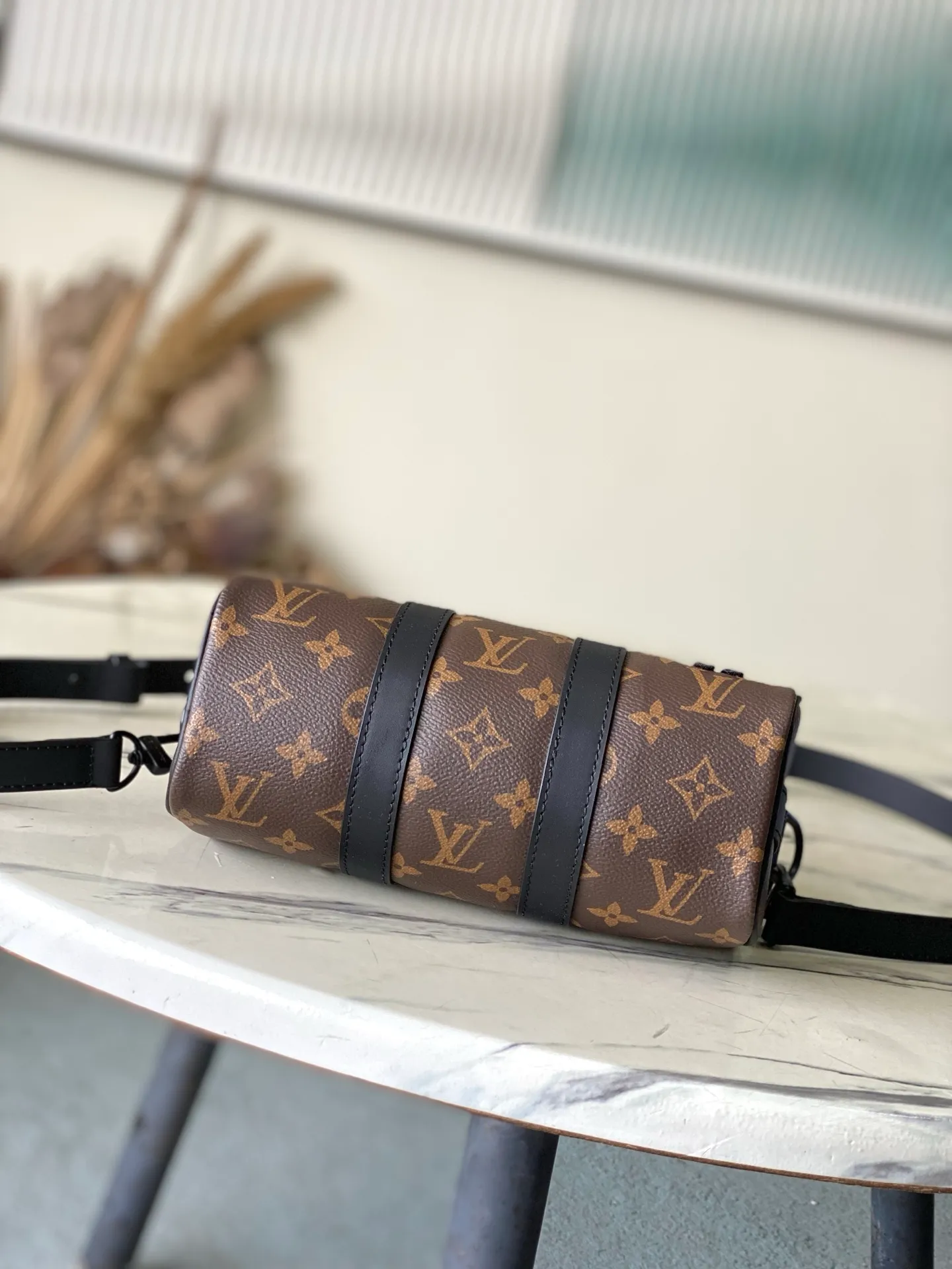 💰840 Top Original M80201 This Keepall Nano men's handbag is a compact version of the brand's original soft travel bag launched in 1930, combining Monogram canvas with black matte leather. A pop of neon orange next to the edge of the zipper makes this classic look pop. The embroidered patches feature cartoon characters from the “Zoom with friends” animated short created by menswear artistic director Virgil Abloh. Dimensions: 12 x 21 x 9 cm
