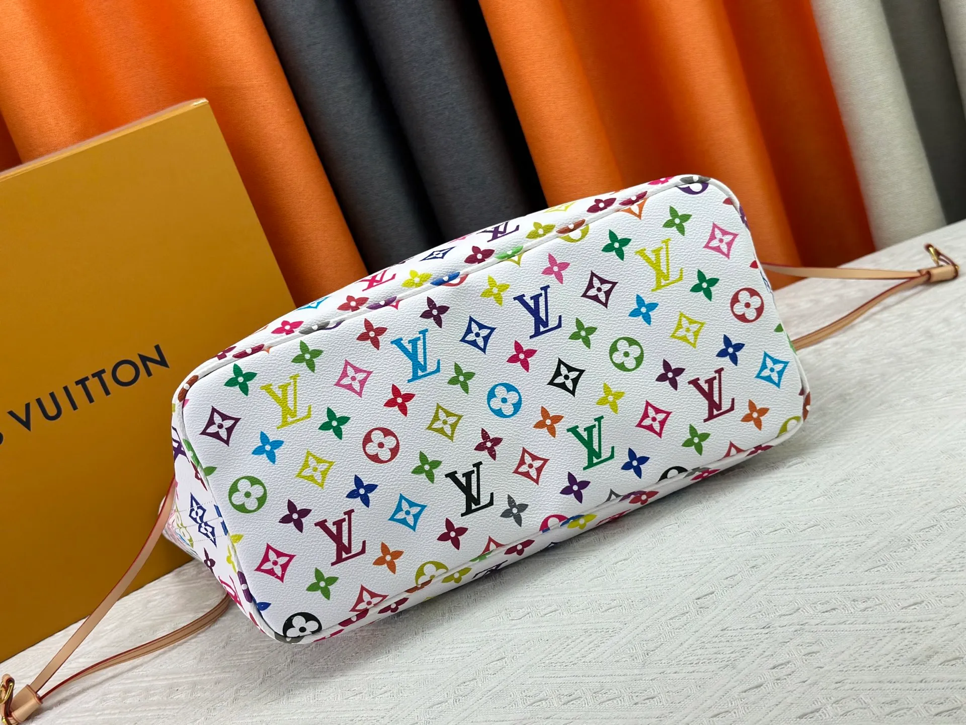 P260 Upgraded original M13675 M13271 M40995 This medium-sized Neverfull handbag is from the Louis Vuitton x Takashi Murakami reissue series. It uses Monogram canvas to create a spacious configuration, and then uses the smart Monogram floral pattern to interpret the artist's "ultra-flat" aesthetic style. Cowhide leather outlines the upper edge, handles and side straps, while the fabric lining incorporates colorful stripes. An interior zip pocket and a removable storage bag complete the functional design. Dimensions: 31.0 x 28.0 x 14.0 cm (length x height x width)