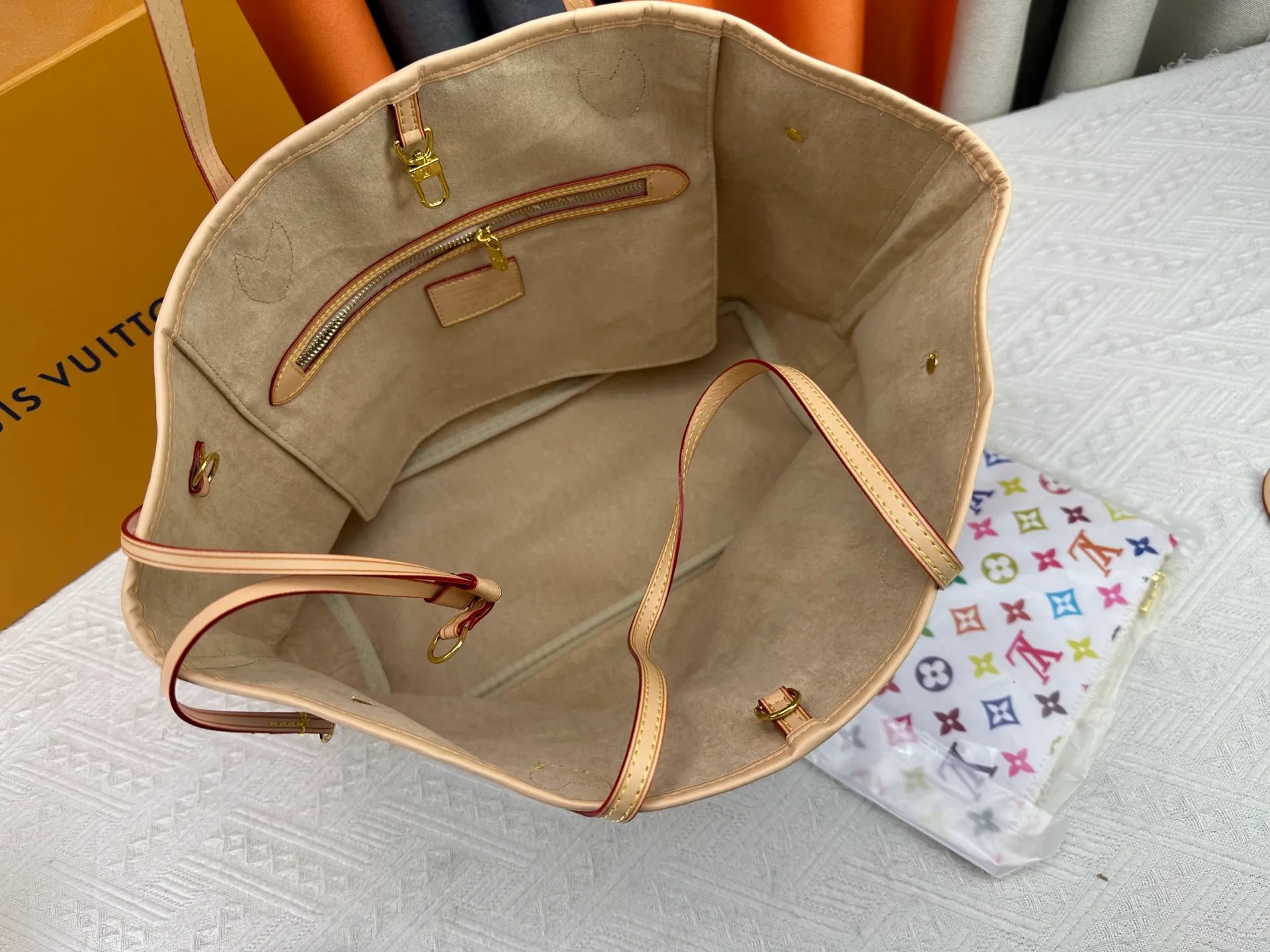 P260 Upgraded original M13675 M13271 M40995 This medium-sized Neverfull handbag is from the Louis Vuitton x Takashi Murakami reissue series. It uses Monogram canvas to create a spacious configuration, and then uses the smart Monogram floral pattern to interpret the artist's "ultra-flat" aesthetic style. Cowhide leather outlines the upper edge, handles and side straps, while the fabric lining incorporates colorful stripes. An interior zip pocket and a removable storage bag complete the functional design. Dimensions: 31.0 x 28.0 x 14.0 cm (length x height x width)