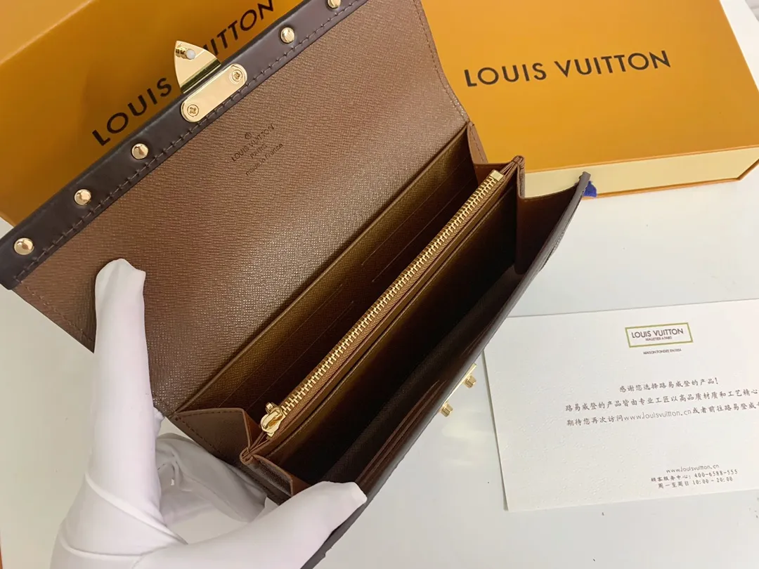 💰170 Premium Original💎 Venice Wallet Made of Damier Ebene canvas and decorated with the iconic S lock and rivets, it pays homage to Louis Vuitton's deep heritage as a luxury luggage manufacturer. Thanks to its spacious and functional interior, this model can also be used as an elegant clutch. Style number: 60535 Size: 21*11cm