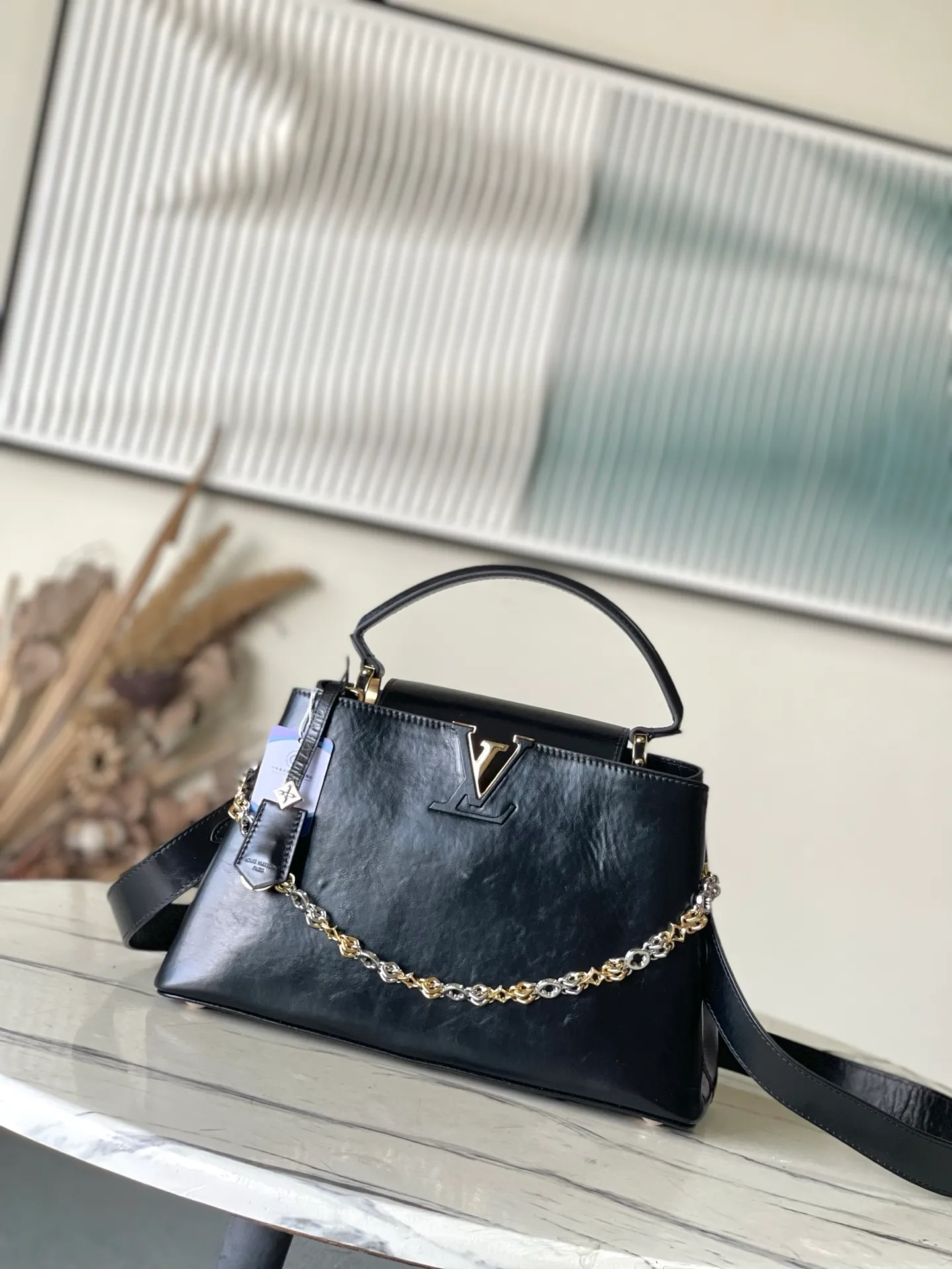 💰2600 "Special Grade Original Leather" M12924 This medium-sized Capucines Souple handbag gives the shiny cow leather a wrinkled effect, creating a visual contrast with the dazzling metal parts. The exquisite key bag continues the iconic touch, and the detachable flower-shaped double-plated chain shows off the Gothic style. Plenty of space to store daily necessities, and can be carried by hand or on the shoulder. Dimensions: 33 × 24 × 12 cm