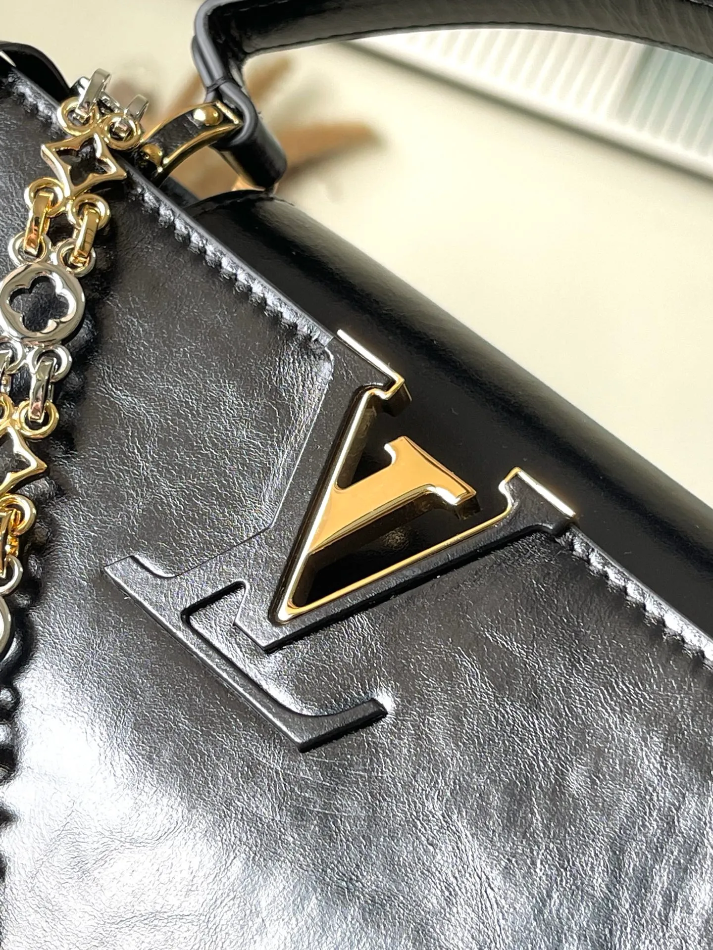 💰2600 "Special Grade Original Leather" M12924 This medium-sized Capucines Souple handbag gives the shiny cow leather a wrinkled effect, creating a visual contrast with the dazzling metal parts. The exquisite key bag continues the iconic touch, and the detachable flower-shaped double-plated chain shows off the Gothic style. Plenty of space to store daily necessities, and can be carried by hand or on the shoulder. Dimensions: 33 × 24 × 12 cm