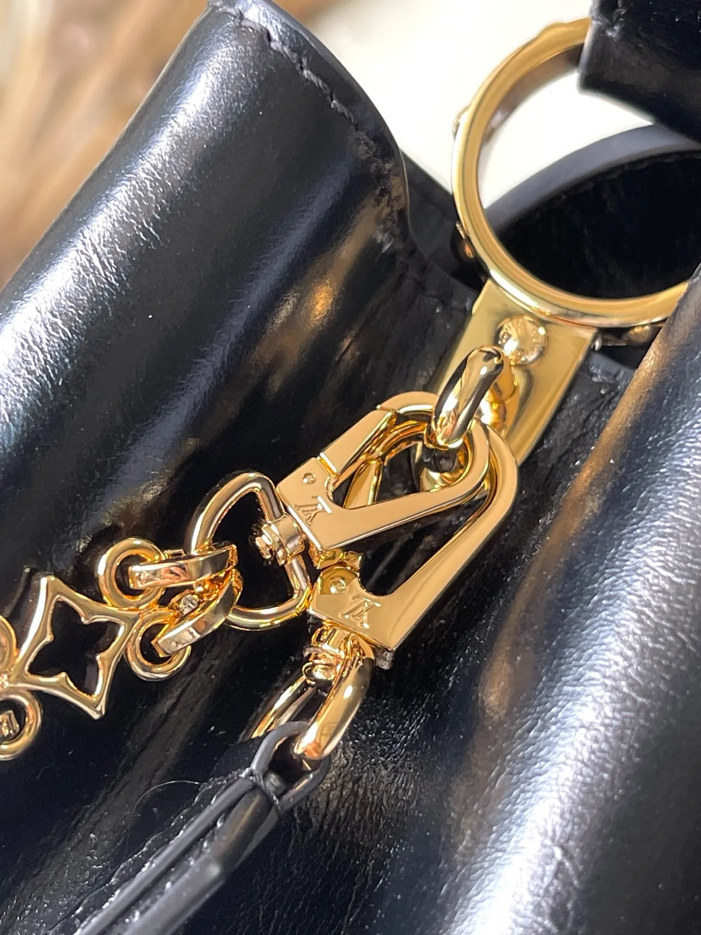 💰2600 "Special Grade Original Leather" M12924 This medium-sized Capucines Souple handbag gives the shiny cow leather a wrinkled effect, creating a visual contrast with the dazzling metal parts. The exquisite key bag continues the iconic touch, and the detachable flower-shaped double-plated chain shows off the Gothic style. Plenty of space to store daily necessities, and can be carried by hand or on the shoulder. Dimensions: 33 × 24 × 12 cm