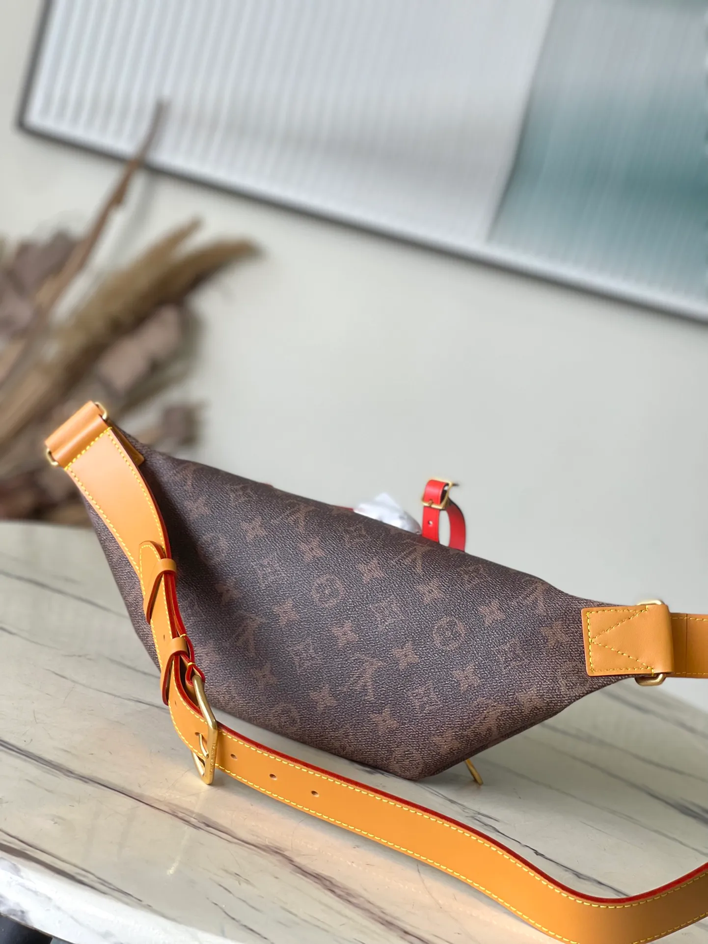 💰980 Top Original Order M11539 This Rush waist bag is made of Monogram Dust canvas to create a retro trompe l'oeil effect. It is equipped with double zippers for convenient access to the main compartment. The elegant decoration expresses the Marque L.Vuitton Deposee logo. Dimensions: 30 × 15 × 8 cm