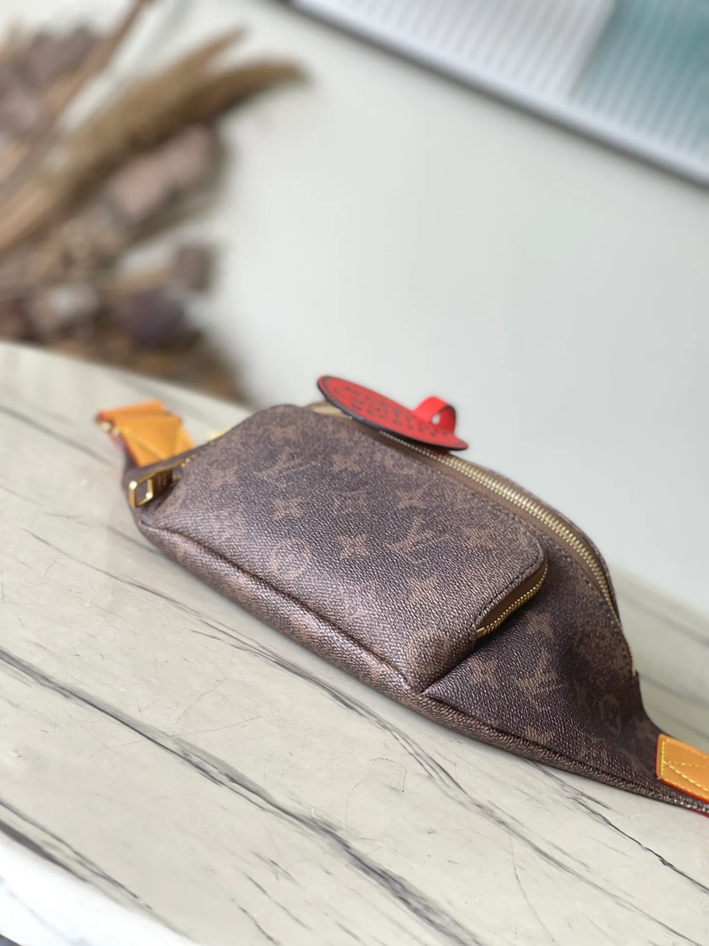 💰980 Top Original Order M11539 This Rush waist bag is made of Monogram Dust canvas to create a retro trompe l'oeil effect. It is equipped with double zippers for convenient access to the main compartment. The elegant decoration expresses the Marque L.Vuitton Deposee logo. Dimensions: 30 × 15 × 8 cm