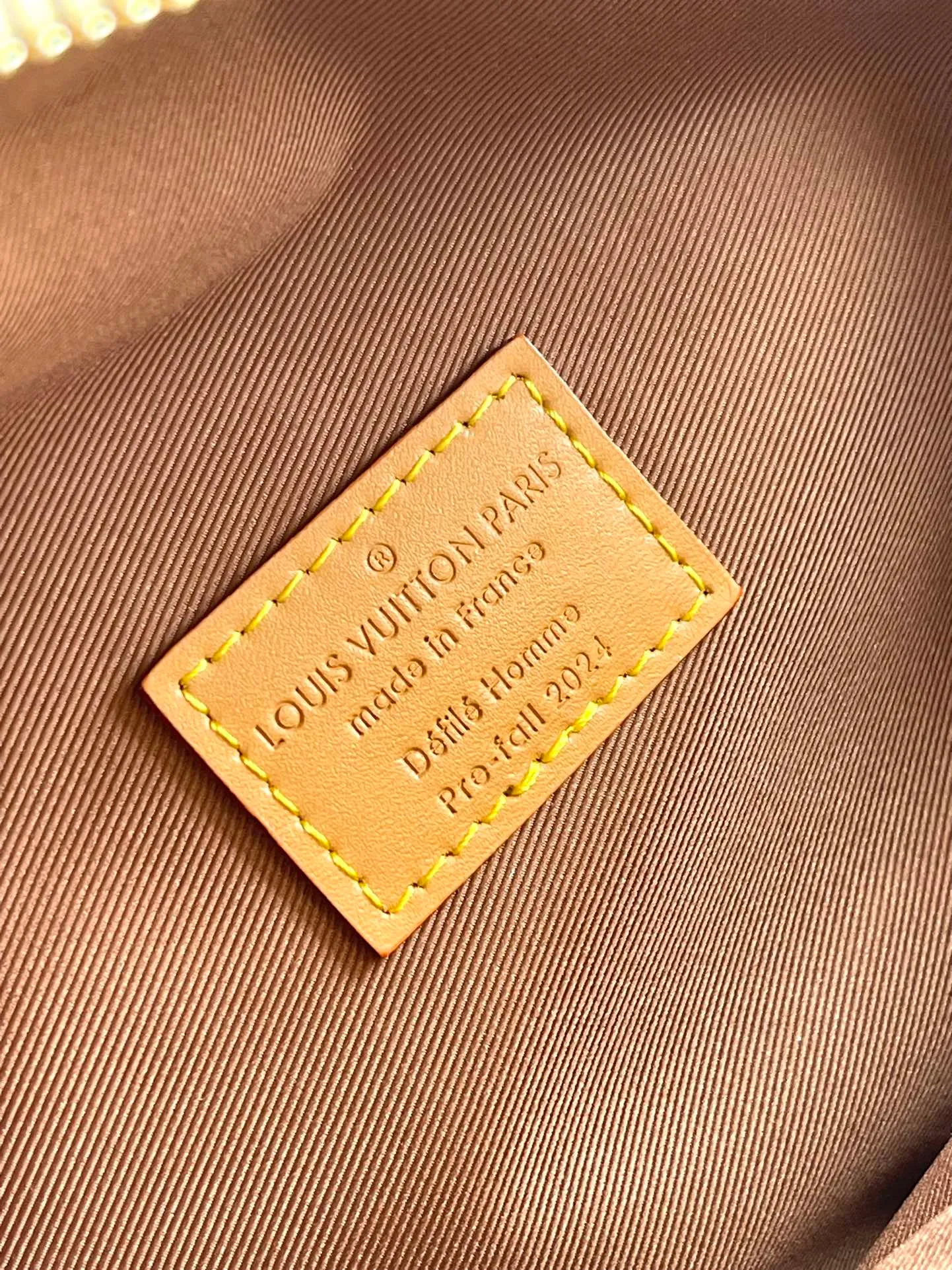 💰980 Top Original Order M11539 This Rush waist bag is made of Monogram Dust canvas to create a retro trompe l'oeil effect. It is equipped with double zippers for convenient access to the main compartment. The elegant decoration expresses the Marque L.Vuitton Deposee logo. Dimensions: 30 × 15 × 8 cm