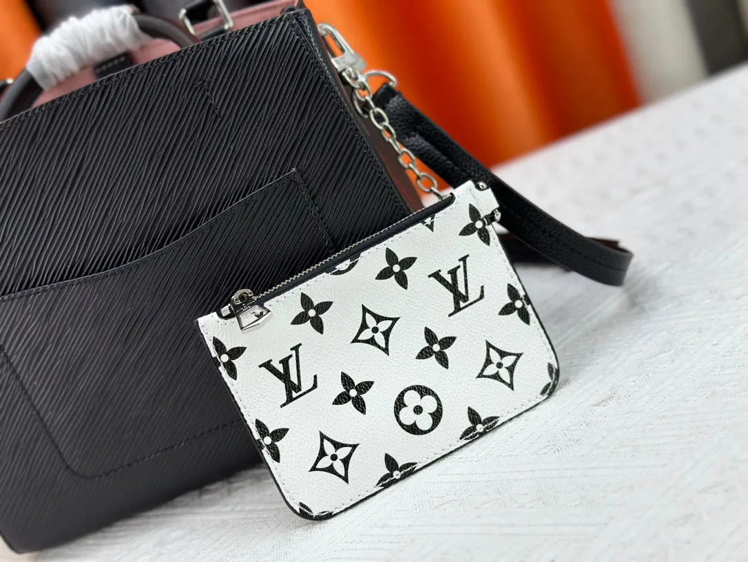 P300 P280 Marelle Tote handbag outlines smooth lines with Epi grain leather, continuing iconic elements such as the detachable Monogram pocket, hollow LV logo and Toron handle. M59952 black small 59954 black large m59953 brown large water ripple double bag Montaigne [handshake] [handshake] provides a flexible choice for urban life. The detachable shoulder strap is hands-free and can be worn cross-body easily. Detailed features Medium size 30 x 21 x 13 cm Small size 25 x 17 x 11 cm