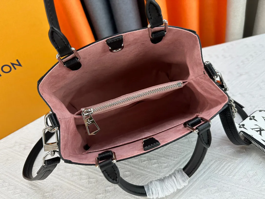 P300 P280 Marelle Tote handbag outlines smooth lines with Epi grain leather, continuing iconic elements such as the detachable Monogram pocket, hollow LV logo and Toron handle. M59952 black small 59954 black large m59953 brown large water ripple double bag Montaigne [handshake] [handshake] provides a flexible choice for urban life. The detachable shoulder strap is hands-free and can be worn cross-body easily. Detailed features Medium size 30 x 21 x 13 cm Small size 25 x 17 x 11 cm