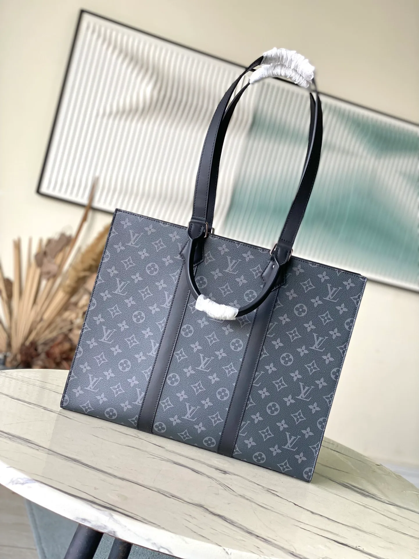 💰980 Top original order M47059 This Sac Plat 24H tote bag is made of Monogram embossed Taurllon Jm cow leather. It has a wide interior space with pockets and zippered inner pockets, which can safely store valuables. The short handle makes it easy to carry, while the long handle makes it easy to carry on the shoulder. Dimensions: 41 × 33 × 14 cm
