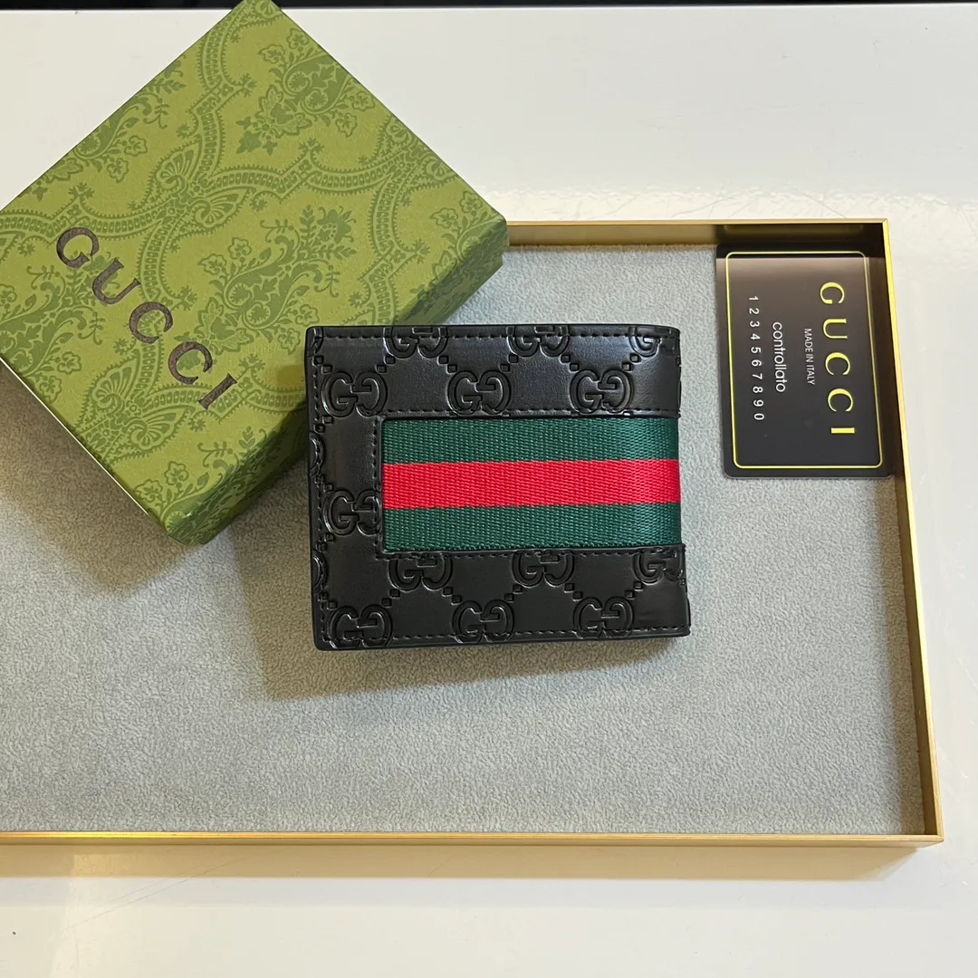 💰120 💎Upgraded original version 🇮🇹 Made with careful combination of the two most recognizable logos of the G family - GG pattern and webbing. This short wallet is made of GG Supreme premium cowhide with branded web stripes. Style number: 408827. Size: 11x9cm
