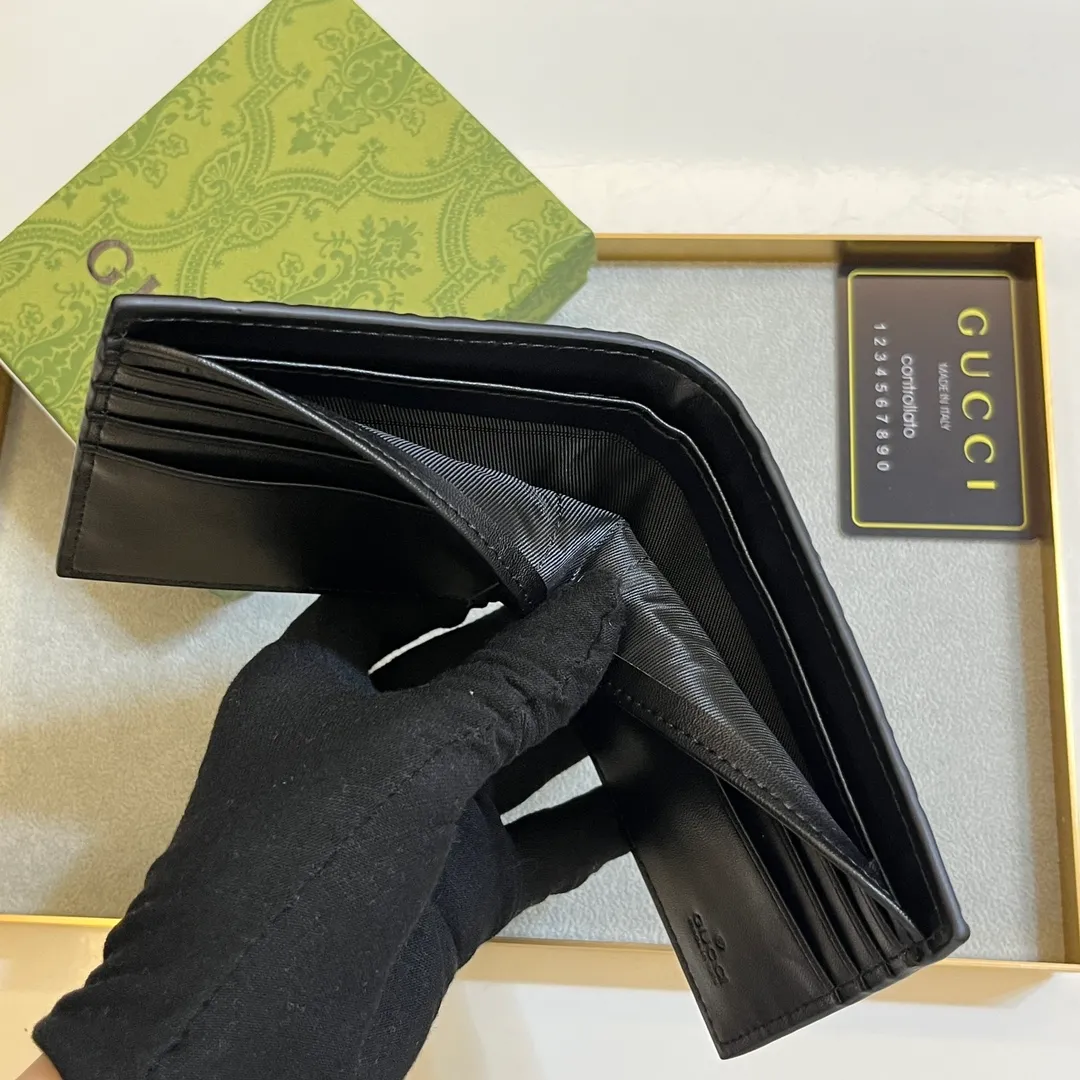 💰120 💎Upgraded original version 🇮🇹 Made with careful combination of the two most recognizable logos of the G family - GG pattern and webbing. This short wallet is made of GG Supreme premium cowhide with branded web stripes. Style number: 408827. Size: 11x9cm