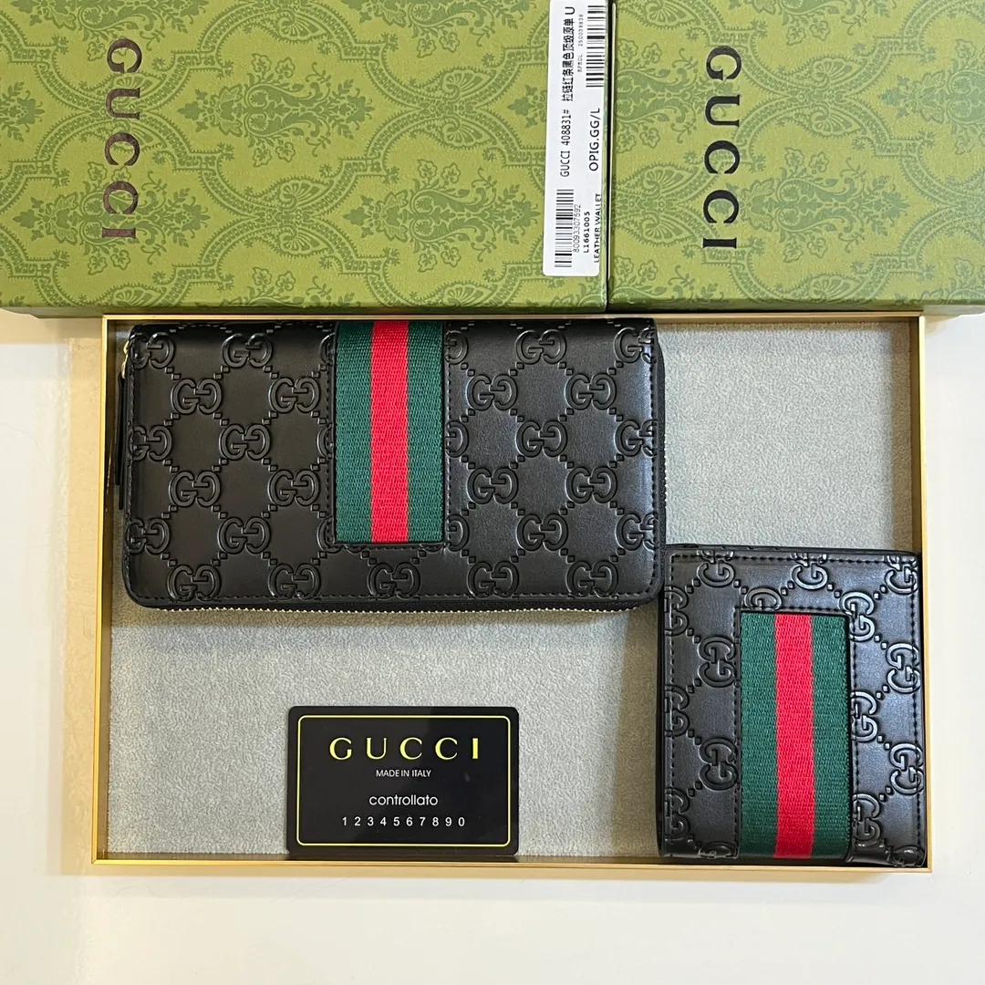 💰120 💎Upgraded original version 🇮🇹 Made with careful combination of the two most recognizable logos of the G family - GG pattern and webbing. This short wallet is made of GG Supreme premium cowhide with branded web stripes. Style number: 408827. Size: 11x9cm