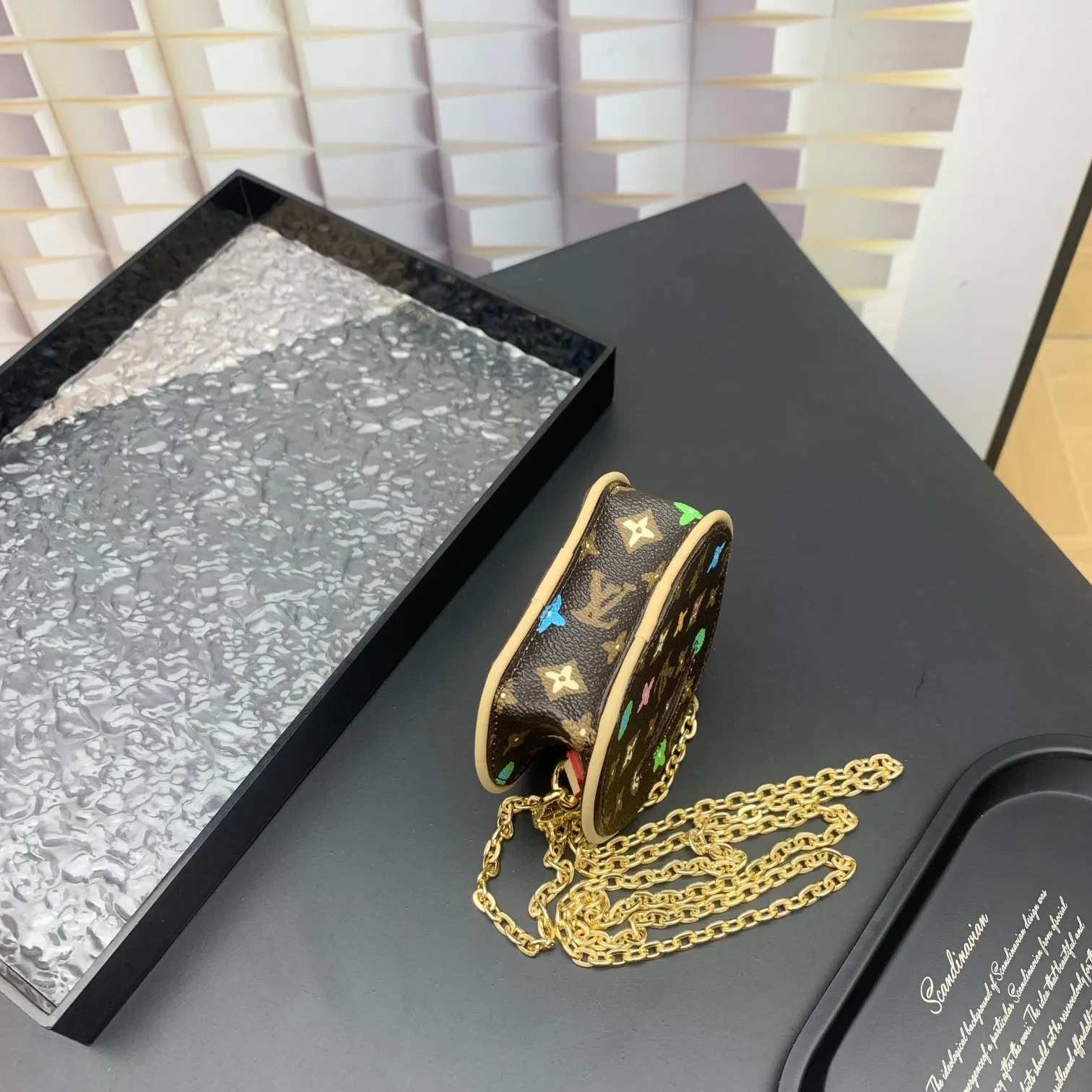💰200 new update This Around Me handbag is made of Monogram coated canvas, interpreting the inspiration of the brand's LV Circle logo. The logo was created in the 1920s and is used in Louis Vuitton stores and advertising. Shown on the Spring/Summer 2024 runway, this sleek bag features an integrated handle for a simple yet elegant look. Exquisite configuration releases trendy style.