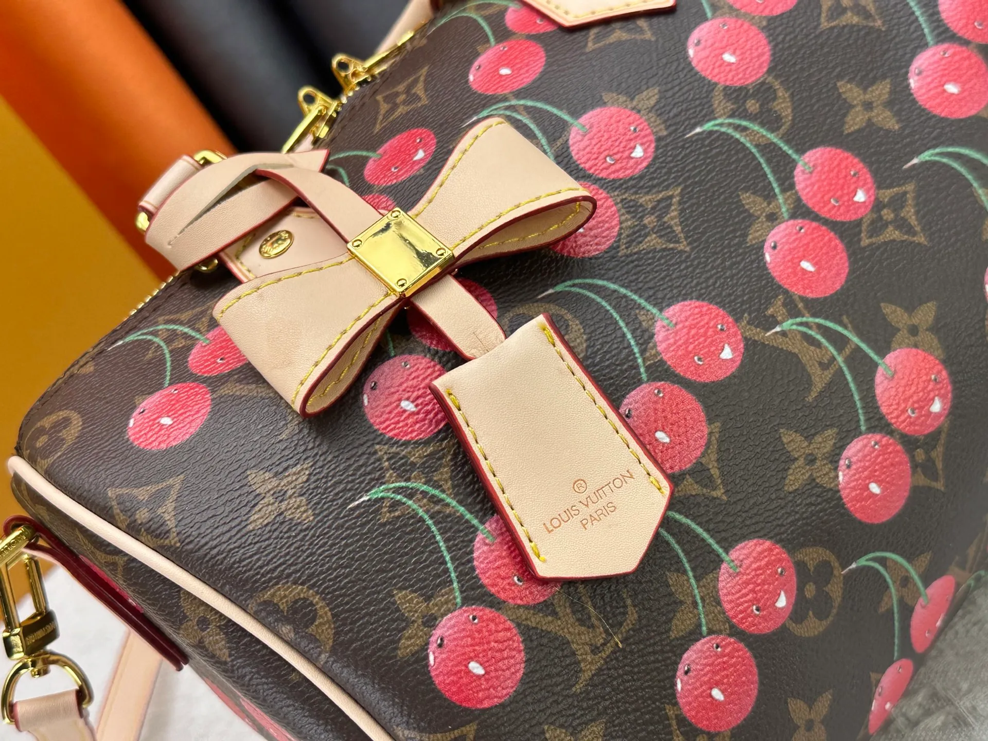 P260 Upgraded original version M17088 presbyopic cherry M13805 M13085 M13257 M13806 40391 40390lv Murakami Takashi co-branded NANOSPEEDY handbag This Nano Speedy handbag combines Monogram canvas and cow leather trim printing, with 33 colorful colors to interpret the white tricolor and black tricolor. The twelve pieces are popular around the world and are loved by celebrities and celebrities. Dimensions: 25.0 x 19.0 x 15.0 cm