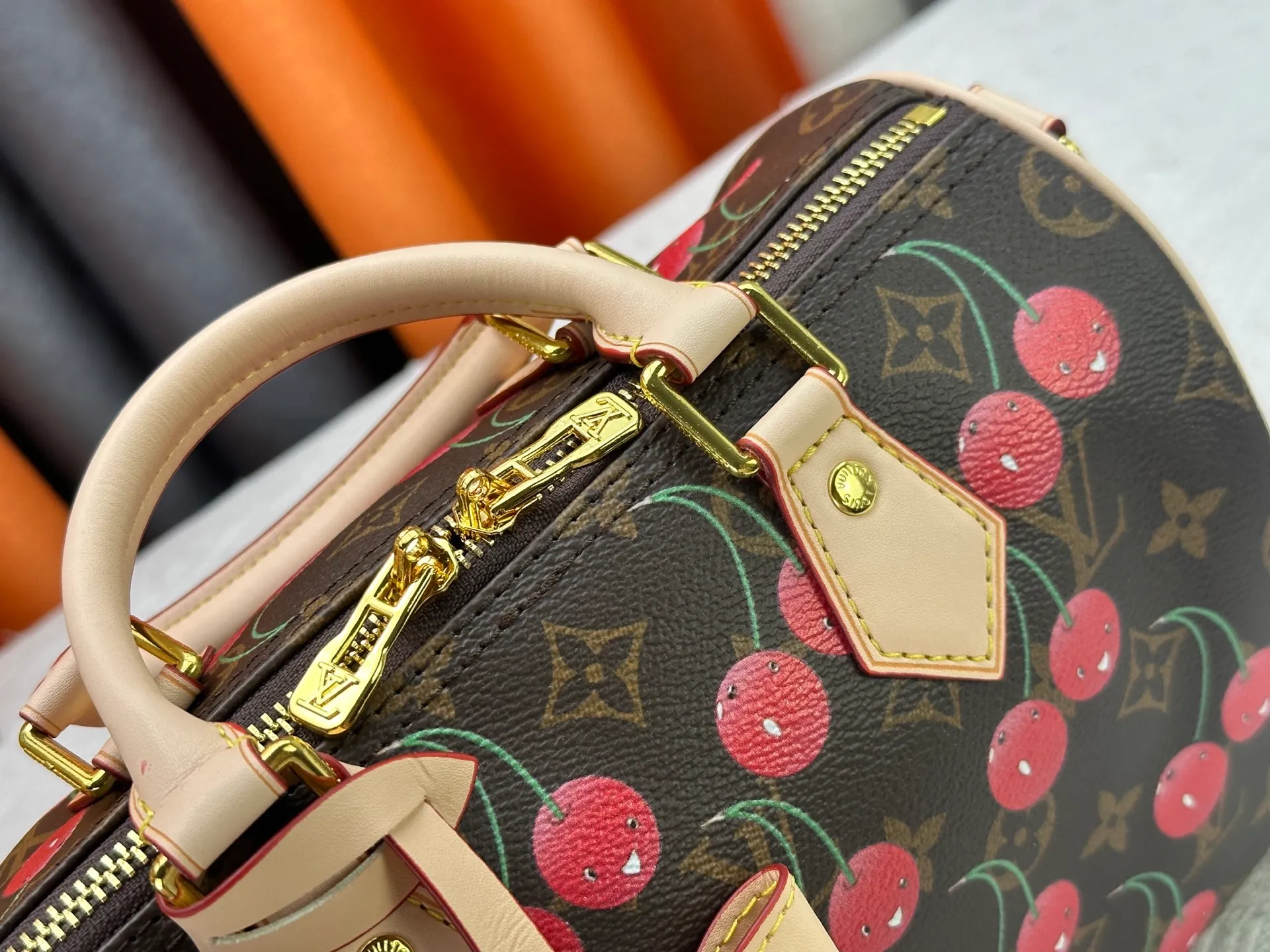 P260 Upgraded original version M17088 presbyopic cherry M13805 M13085 M13257 M13806 40391 40390lv Murakami Takashi co-branded NANOSPEEDY handbag This Nano Speedy handbag combines Monogram canvas and cow leather trim printing, with 33 colorful colors to interpret the white tricolor and black tricolor. The twelve pieces are popular around the world and are loved by celebrities and celebrities. Dimensions: 25.0 x 19.0 x 15.0 cm