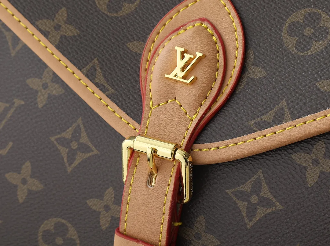 💰Large 120, Small 220💰Upgraded original version🍇 M44919 M51121 M51120 This retro and fashionable LV Ivy handbag is the focus of Nicolas Ghesquière’s 2020 early spring series fashion show. The design is inspired by Bel in 1994 The Air handbag is made of Monogram canvas and natural cowhide, exuding a "retro school bag" style. The leather opening and closing buckle is also embellished with LV logo and other fashionable new details. In addition to being carried by hand at fashion shows, the Monogr can also be carried hands-free using the shoulder strap. am coated canvas natural cowhide leather trim microfiber lining gold-tone hardware top carry handle detachable adjustable length shoulder strap leather fastening buckle with LV logo flap with buckle fastening inner patch pocket on the back Dimensions: large 29x24x10, small 23.5x18x9 cm