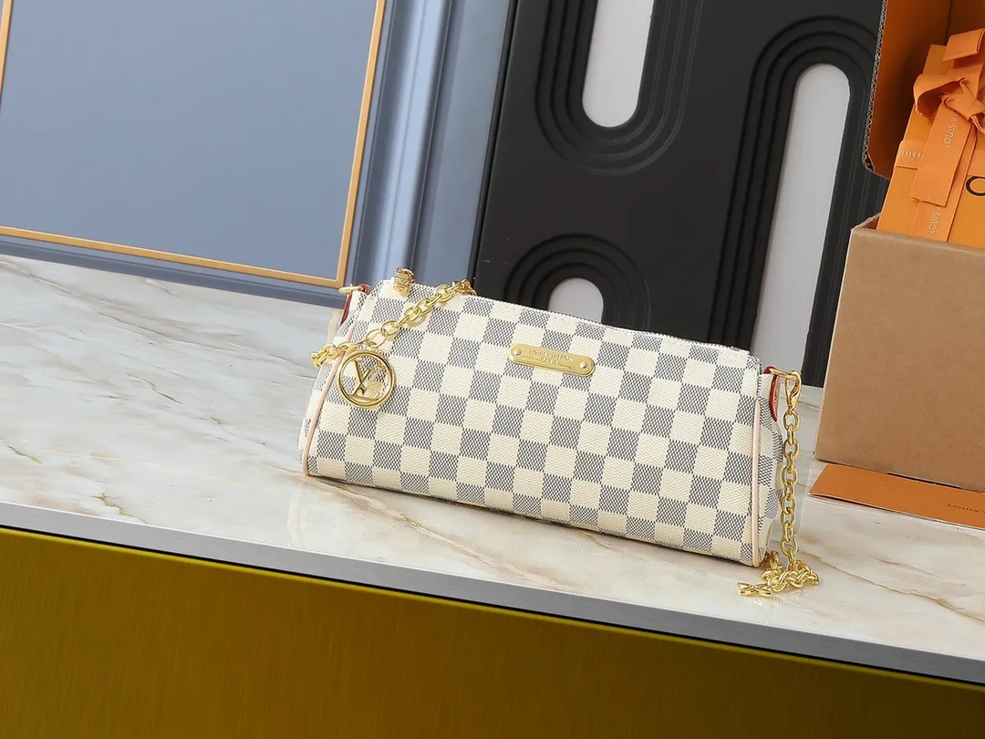 💰200💰Upgraded from the original M13567. This Pochette Eva handbag is made of the brand's Monogram canvas with contrasting leather trim, conveying elegance with a unique touch. The Louis Vuitton-engraved logo plate and detachable chain complement each other, and the shape is ideal for storing daily necessities such as a short wallet and cosmetics. Dimensions: 27.0 x 11.0 x 5.0 cm (length x height x width)