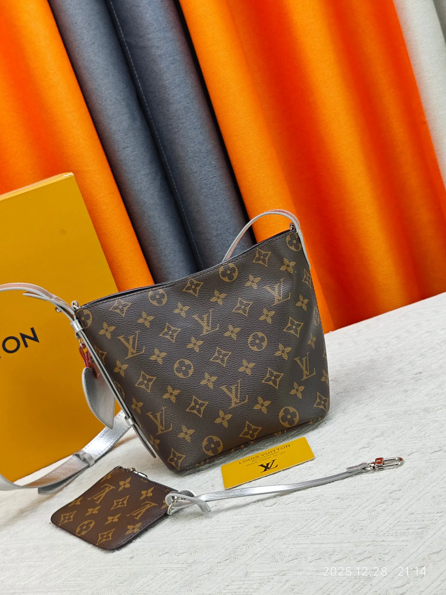 P220 upgraded original M27529 M12925 M12926 M13480 M13044 M14356 M13045 M13089 This All In BB handbag is made of Monogram canvas with shiny metal parts, and the iconic pendant and nameplate highlight the classic style. The adjustable shoulder strap continues the brand's trunk-making heritage, and the leather shoulder strap adds cross-body and shoulder carry options. The foldable design enables the silhouette to be retracted and retracted freely, providing ample space for daily use. 16.0 x 18.0 x 12.0 cm (length x height x width)