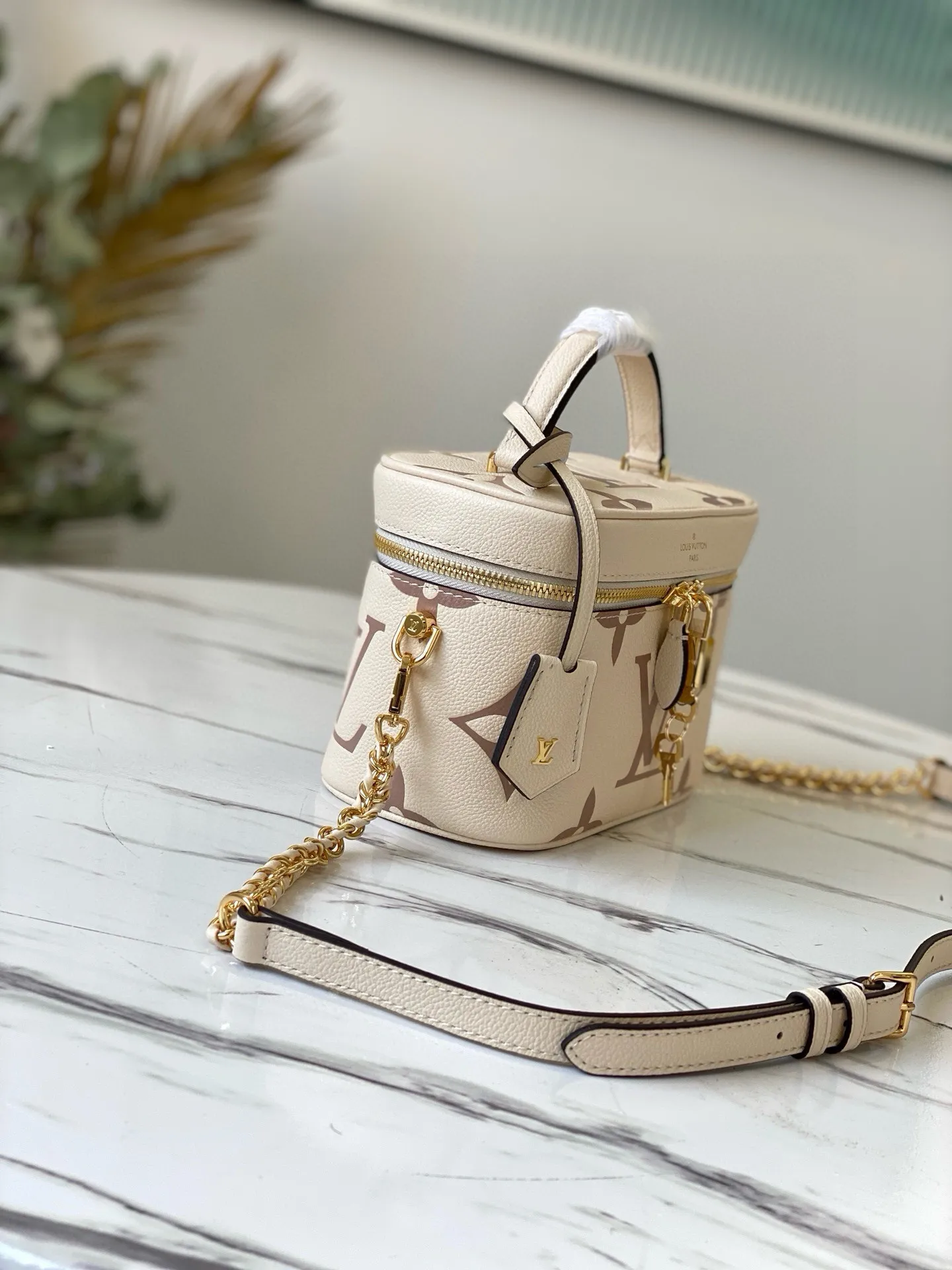💰1160 (top layer leather) M45599 The top original Vanity small handbag draws inspiration from the Monogram Nice Vanity cosmetic bag, and uses Monogram Empreinte leather embossed with the Giant Monogram pattern to create a unique configuration. Leather-tipped zip pulls, elegant handles and a detachable shoulder strap combine eye-catching style with practical functionality. Dimensions: 19 x 13 x 11 cm