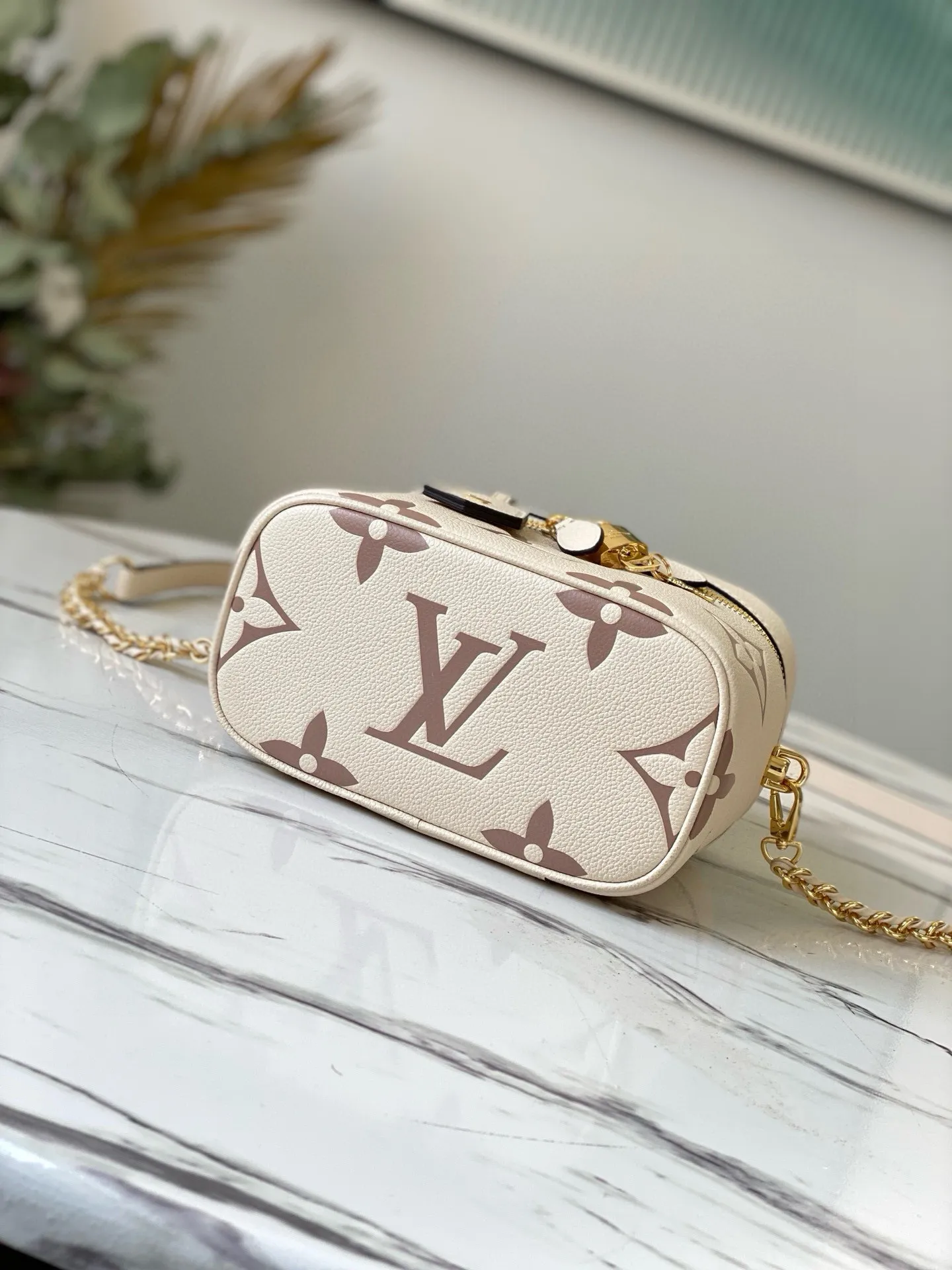 💰1160 (top layer leather) M45599 The top original Vanity small handbag draws inspiration from the Monogram Nice Vanity cosmetic bag, and uses Monogram Empreinte leather embossed with the Giant Monogram pattern to create a unique configuration. Leather-tipped zip pulls, elegant handles and a detachable shoulder strap combine eye-catching style with practical functionality. Dimensions: 19 x 13 x 11 cm