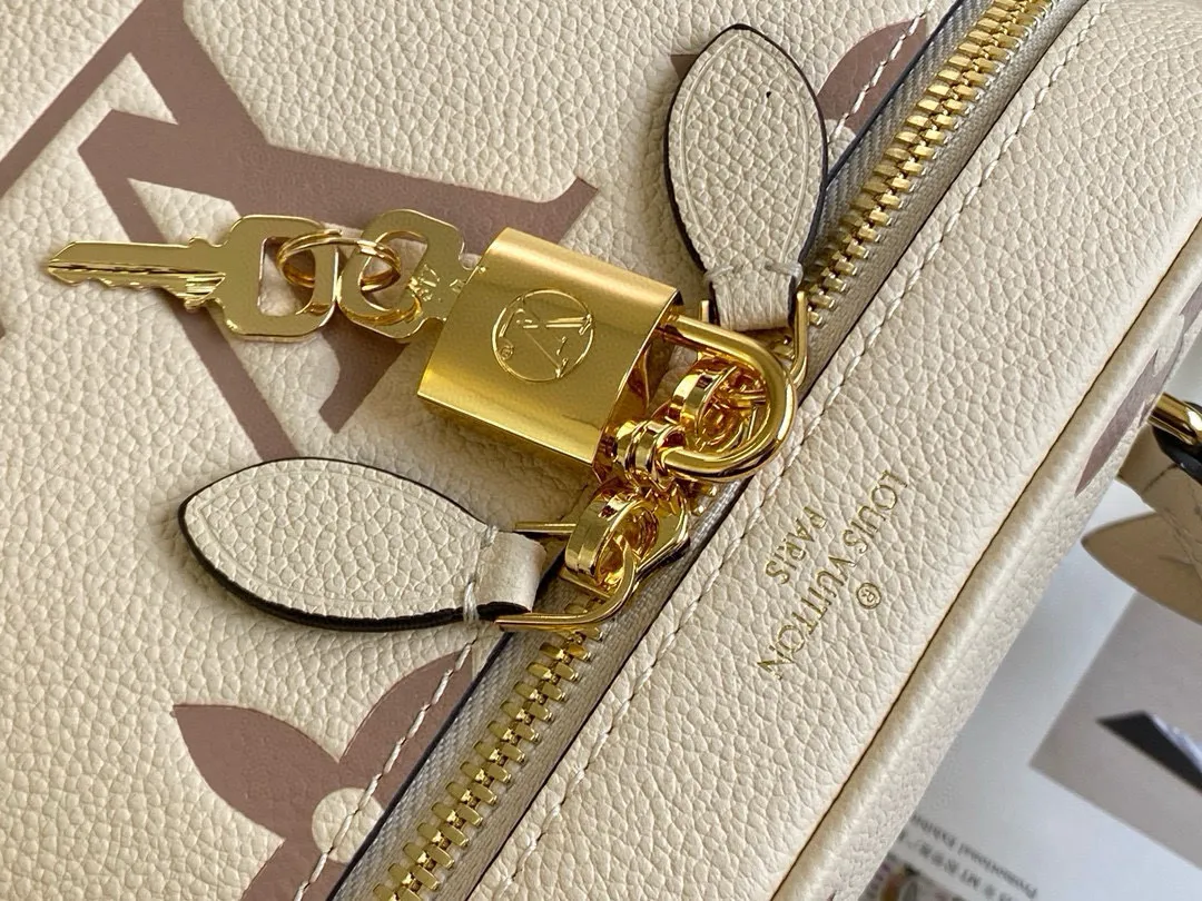 💰1160 (top layer leather) M45599 The top original Vanity small handbag draws inspiration from the Monogram Nice Vanity cosmetic bag, and uses Monogram Empreinte leather embossed with the Giant Monogram pattern to create a unique configuration. Leather-tipped zip pulls, elegant handles and a detachable shoulder strap combine eye-catching style with practical functionality. Dimensions: 19 x 13 x 11 cm