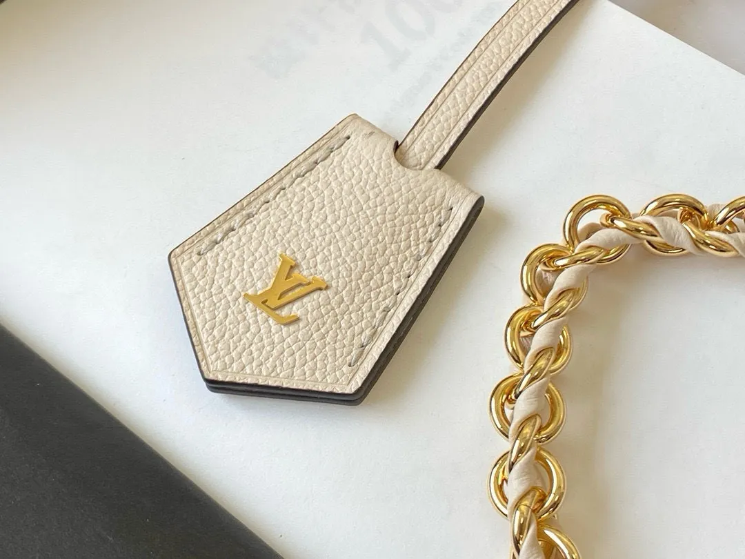 💰1160 (top layer leather) M45599 The top original Vanity small handbag draws inspiration from the Monogram Nice Vanity cosmetic bag, and uses Monogram Empreinte leather embossed with the Giant Monogram pattern to create a unique configuration. Leather-tipped zip pulls, elegant handles and a detachable shoulder strap combine eye-catching style with practical functionality. Dimensions: 19 x 13 x 11 cm