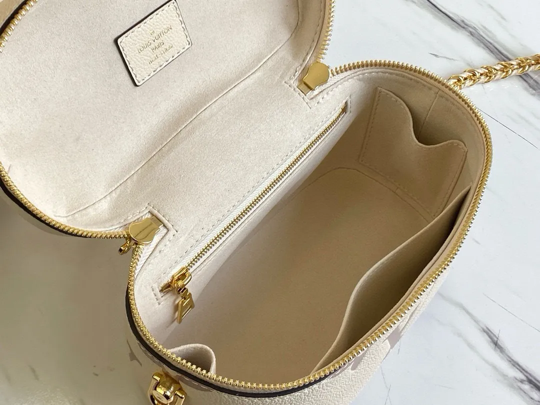 💰1160 (top layer leather) M45599 The top original Vanity small handbag draws inspiration from the Monogram Nice Vanity cosmetic bag, and uses Monogram Empreinte leather embossed with the Giant Monogram pattern to create a unique configuration. Leather-tipped zip pulls, elegant handles and a detachable shoulder strap combine eye-catching style with practical functionality. Dimensions: 19 x 13 x 11 cm