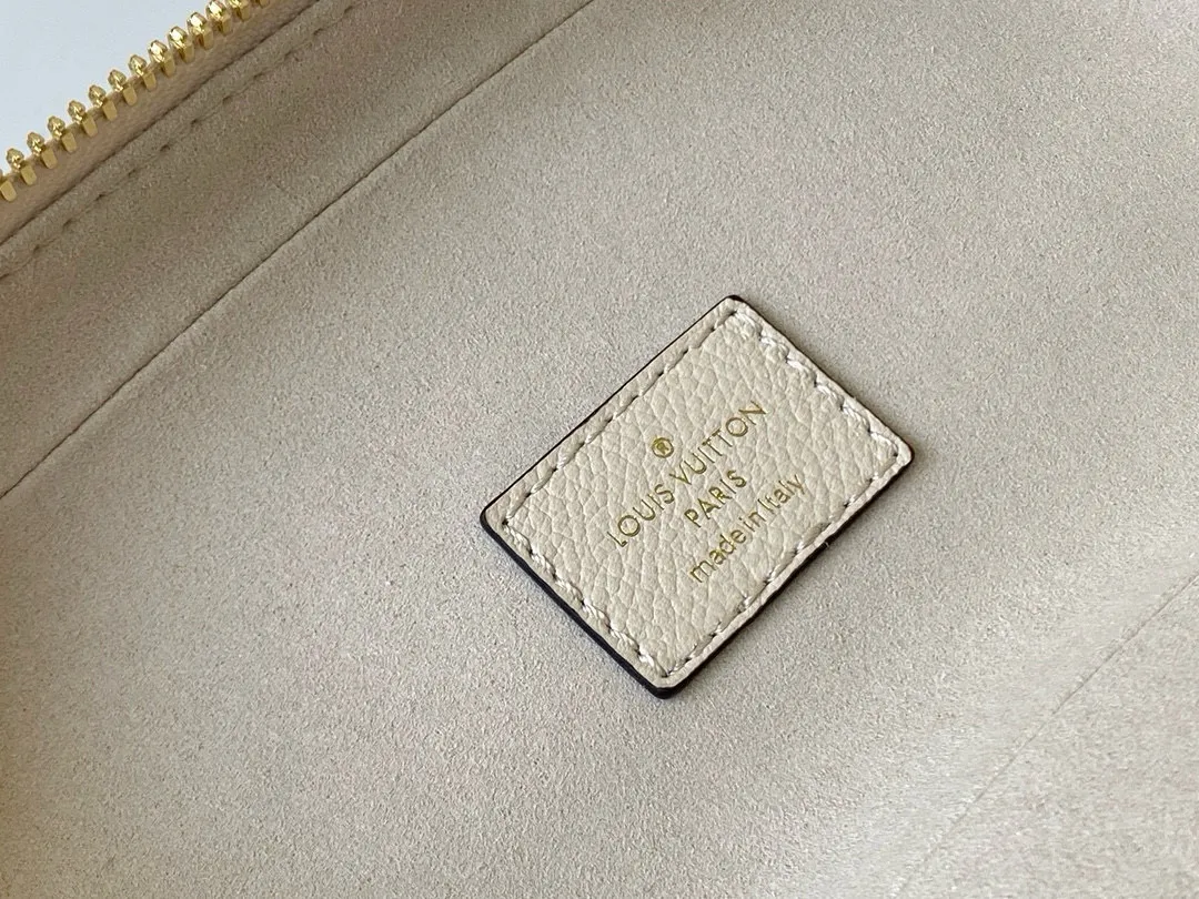 💰1160 (top layer leather) M45599 The top original Vanity small handbag draws inspiration from the Monogram Nice Vanity cosmetic bag, and uses Monogram Empreinte leather embossed with the Giant Monogram pattern to create a unique configuration. Leather-tipped zip pulls, elegant handles and a detachable shoulder strap combine eye-catching style with practical functionality. Dimensions: 19 x 13 x 11 cm