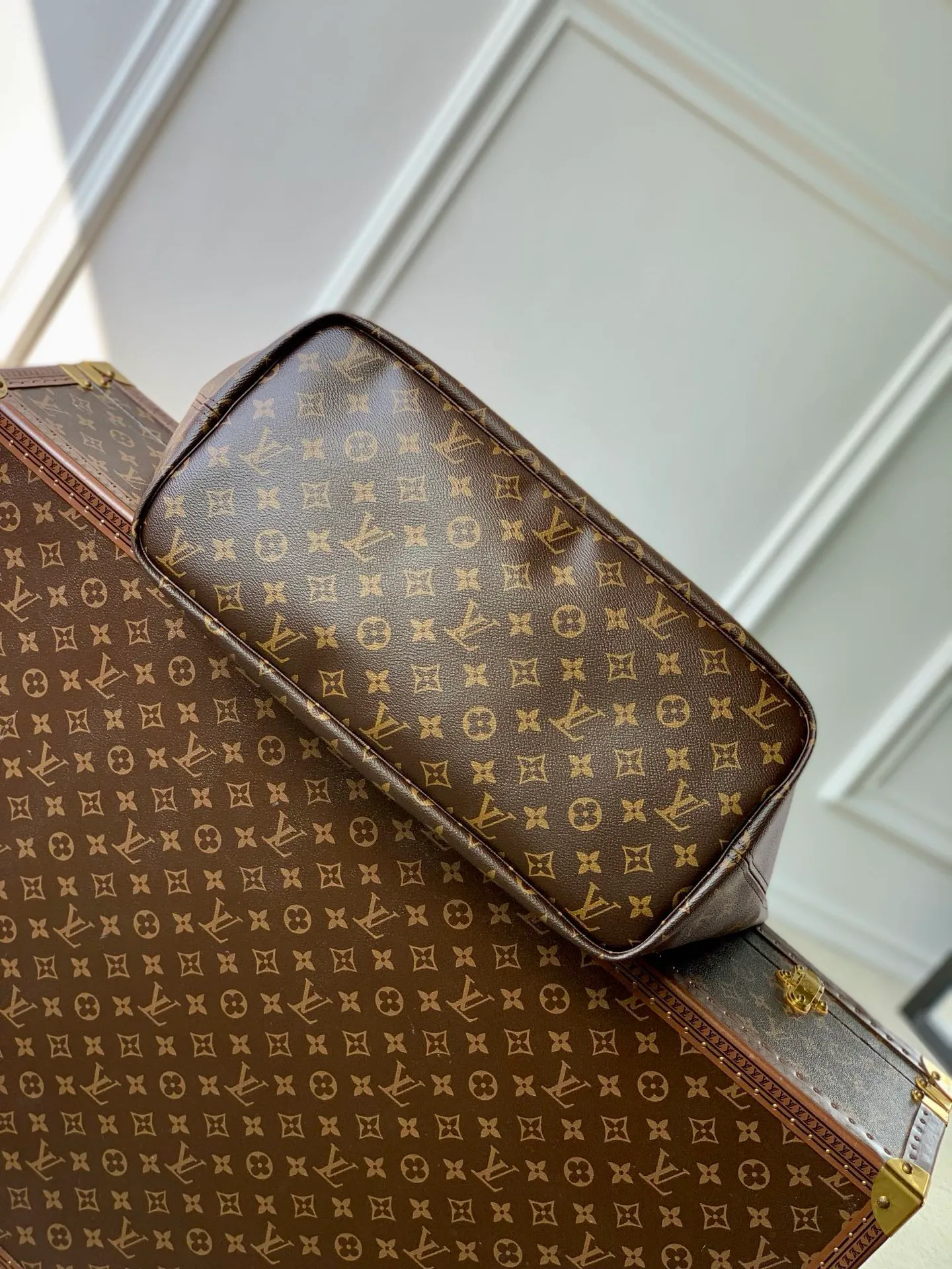 💰1080 Top original single M11948, Neverfull Bandoulière Inside Out GM handbag uses Monogram canvas and colorful embossed fabric to perform a double-sided design, and then the elegant bag body reflects the delicate luster of the metal parts, injecting new season interest into the classic configuration. Easily convert it into a Hobo bag or cross-body bag with the side hook closure and detachable shoulder strap. 32 x 19 x 39 cm (height x width x length)
