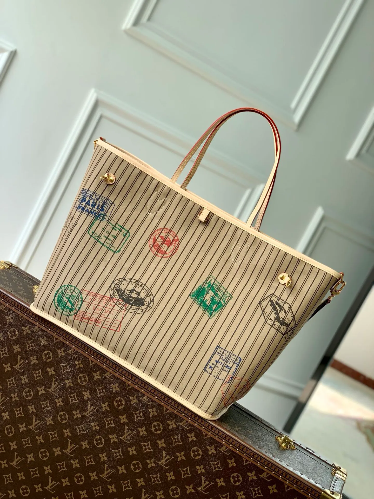 💰1080 Top original single M11948, Neverfull Bandoulière Inside Out GM handbag uses Monogram canvas and colorful embossed fabric to perform a double-sided design, and then the elegant bag body reflects the delicate luster of the metal parts, injecting new season interest into the classic configuration. Easily convert it into a Hobo bag or cross-body bag with the side hook closure and detachable shoulder strap. 32 x 19 x 39 cm (height x width x length)