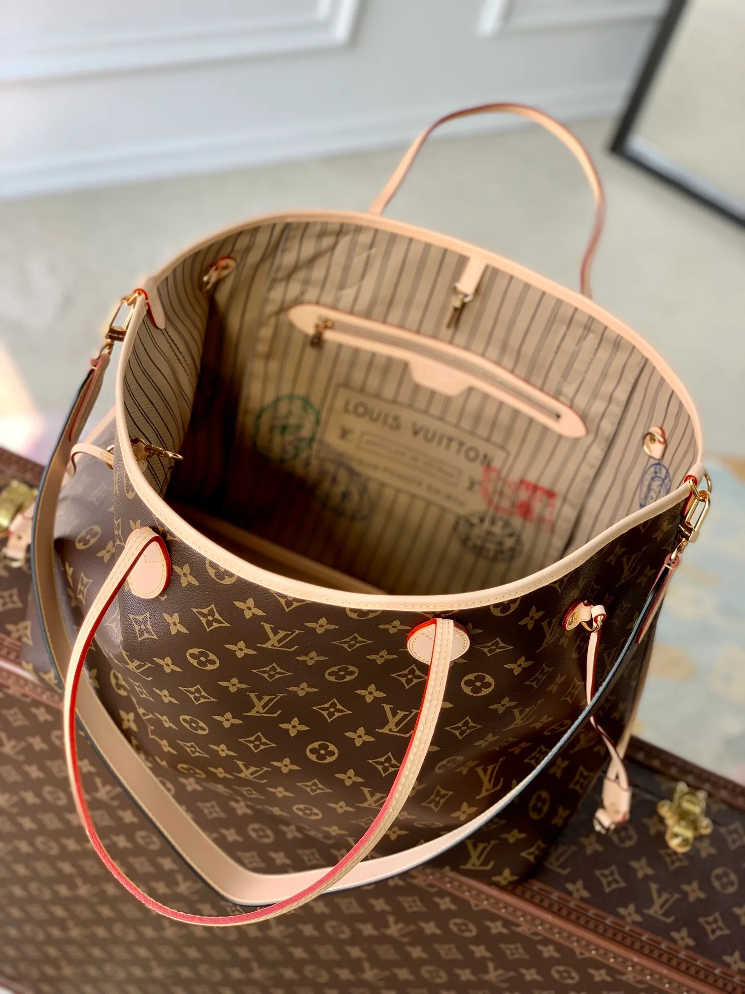 💰1080 Top original single M11948, Neverfull Bandoulière Inside Out GM handbag uses Monogram canvas and colorful embossed fabric to perform a double-sided design, and then the elegant bag body reflects the delicate luster of the metal parts, injecting new season interest into the classic configuration. Easily convert it into a Hobo bag or cross-body bag with the side hook closure and detachable shoulder strap. 32 x 19 x 39 cm (height x width x length)