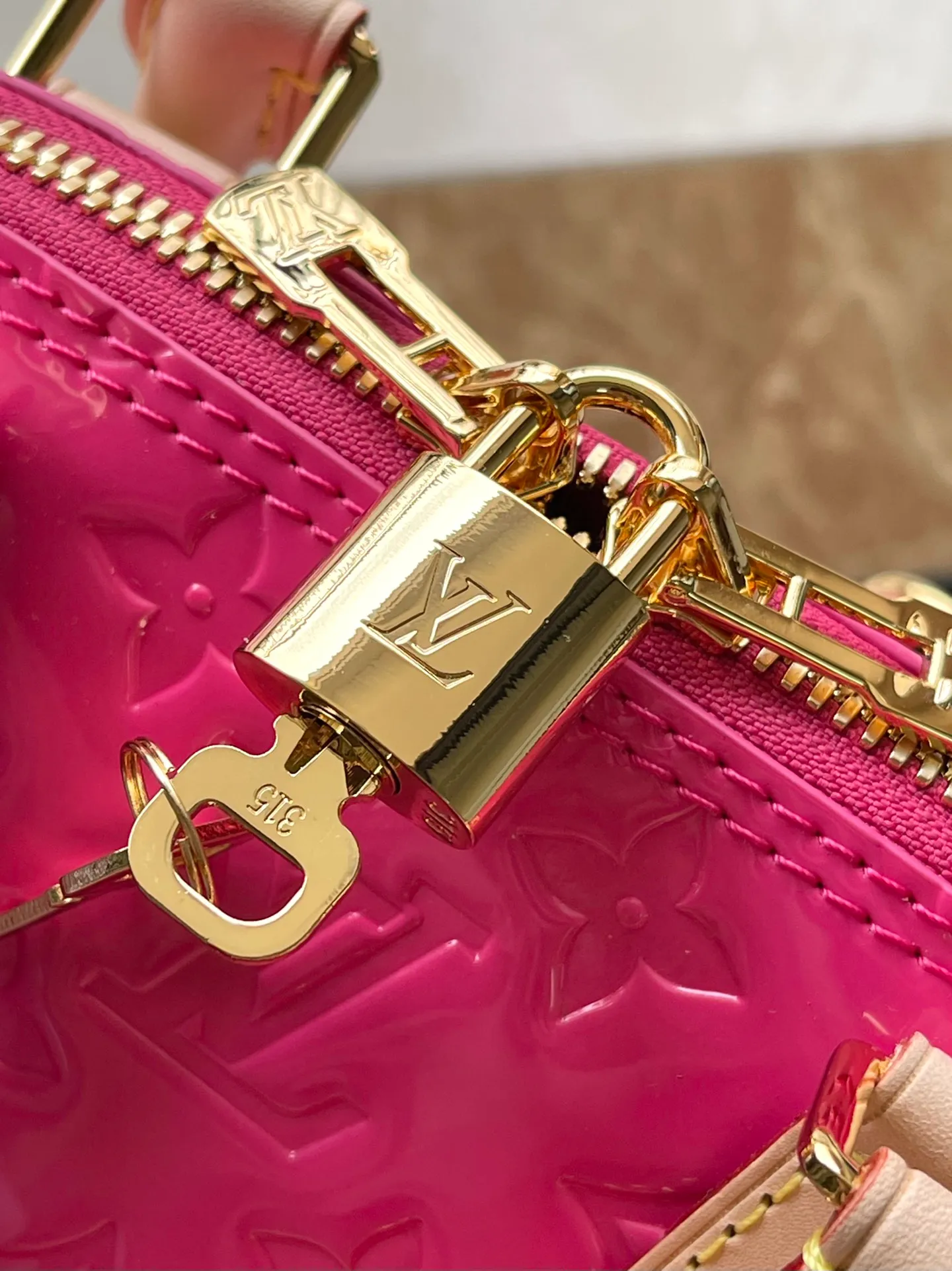 💰1700 (top layer leather) top original order M90611 Rose Red This Alma BB handbag is made of glossy Monogram Vernis leather to create a unique Art Deco style structure, with cow leather handles and lower edges. Metal rivets embellish the handle fixing position and bottom trim, and the bright hair clip adds a trendy touch. Dimensions: 23.5 x 17.5 x 11.5 cm (length x height x width)