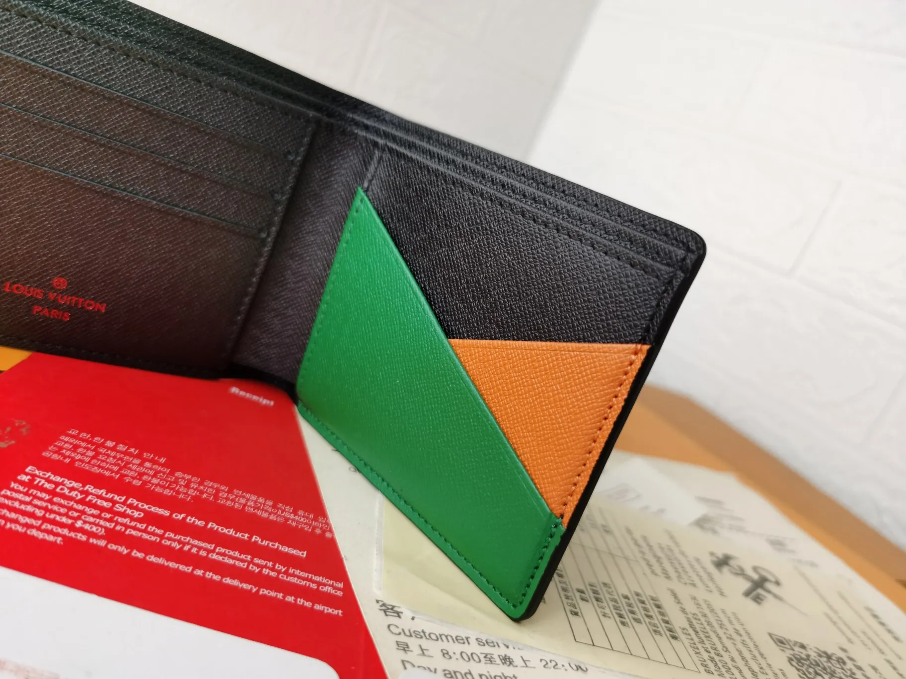P130💰Top original version💎【Real shot with home background】M45789MULTIPLE wallet is made of classic Monogram canvas embellished with 3D rubber patches, announcing a fun interpretation of the Louis Vuitton logo. Ample space with card slots, coin compartment and receipt pocket60895