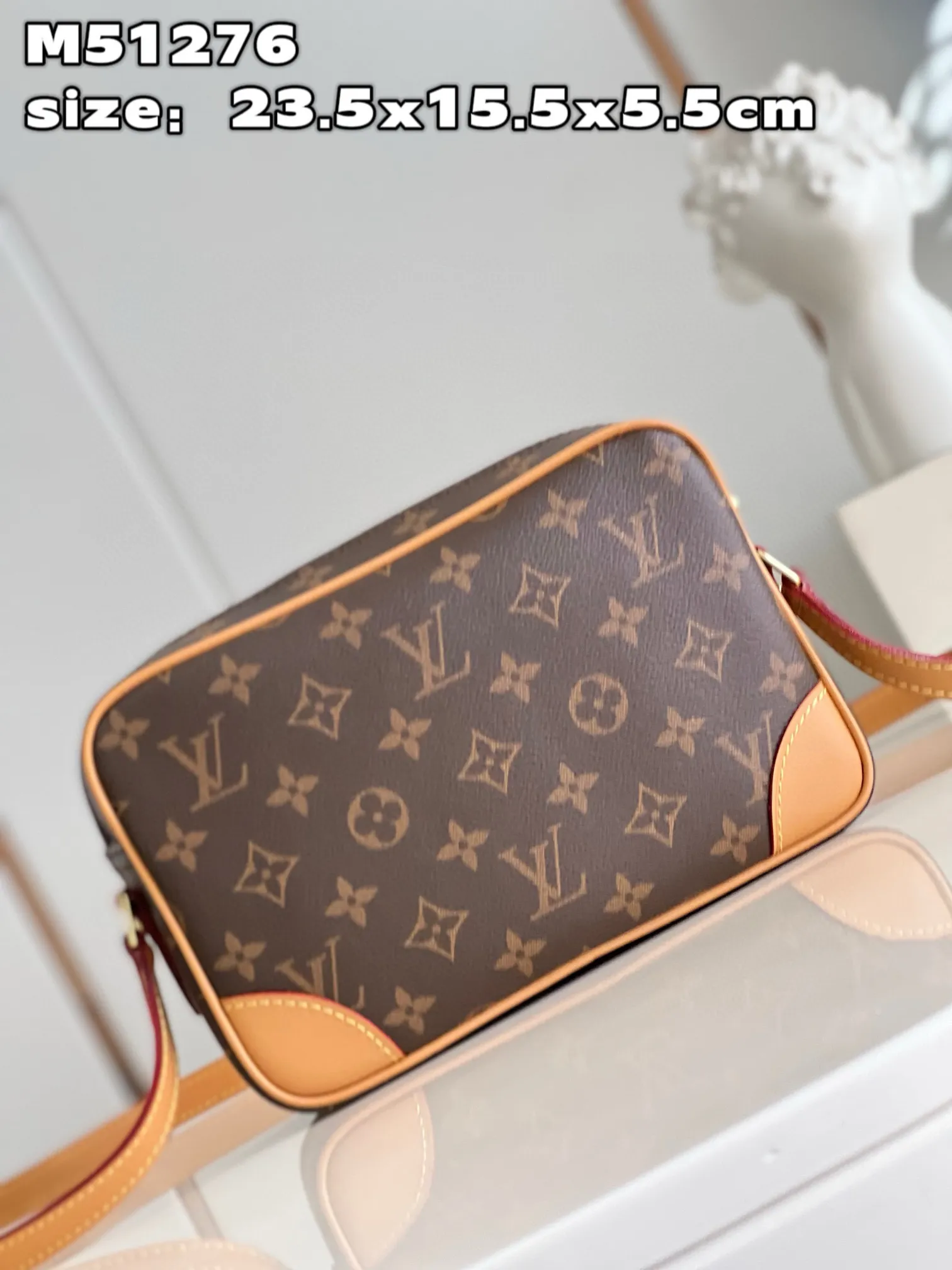 💰800 Top original order [Exclusive real shot M51276 Presbyopia] Small second-hand camera bag, crossbody bag, unisex, classic Monogram canvas with yellow leather trim, calm and elegant, one outside open pocket, zipper side pocket inside, adjustable shoulder strap to switch freely at any time, sufficient capacity for daily use! Size 23.5*15.5*5.5cm