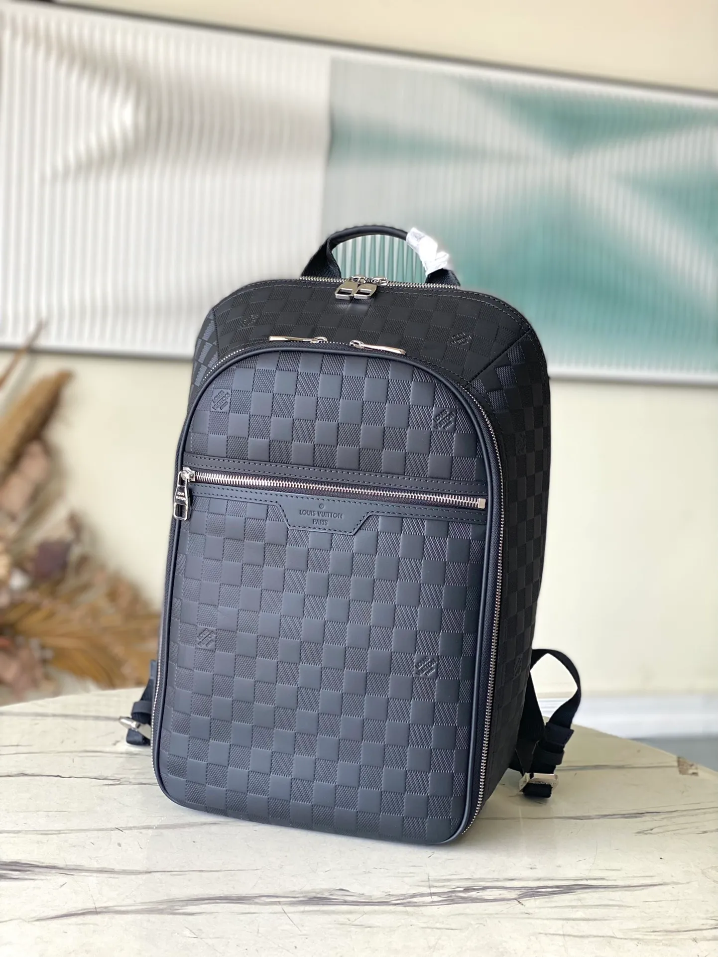 💰1140 (first-grain leather) Top-quality original N45287 full leather This Michael backpack is made of Damier Infini Onyx leather embossed with Damier checkerboard pattern. It has ample space with a laptop compartment, which can easily accommodate daily needs and is suitable for both business and leisure. Dimensions: 29 x 42 x 13 cm